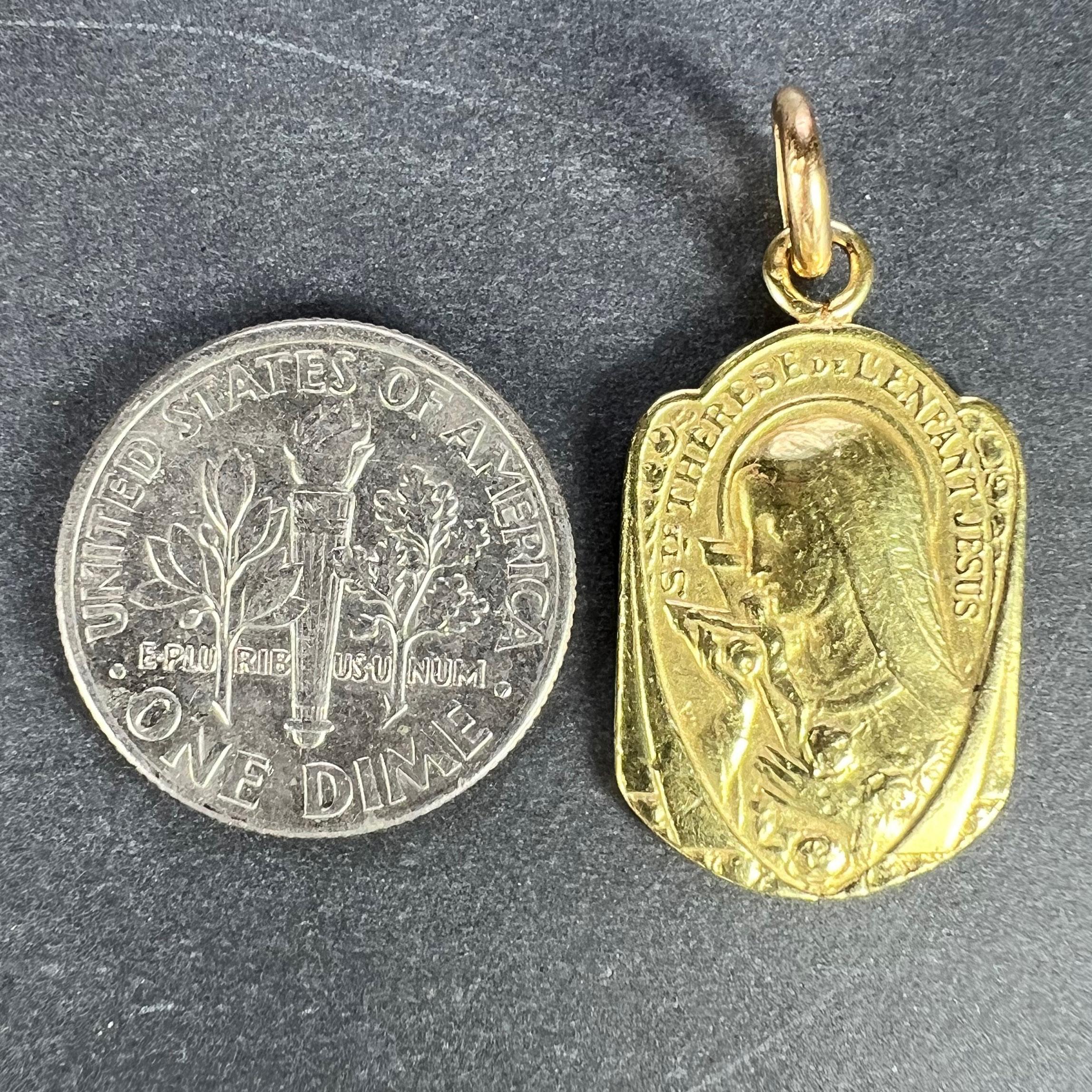 Pendentif religieux français St Therese en or jaune 18 carats en vente 8