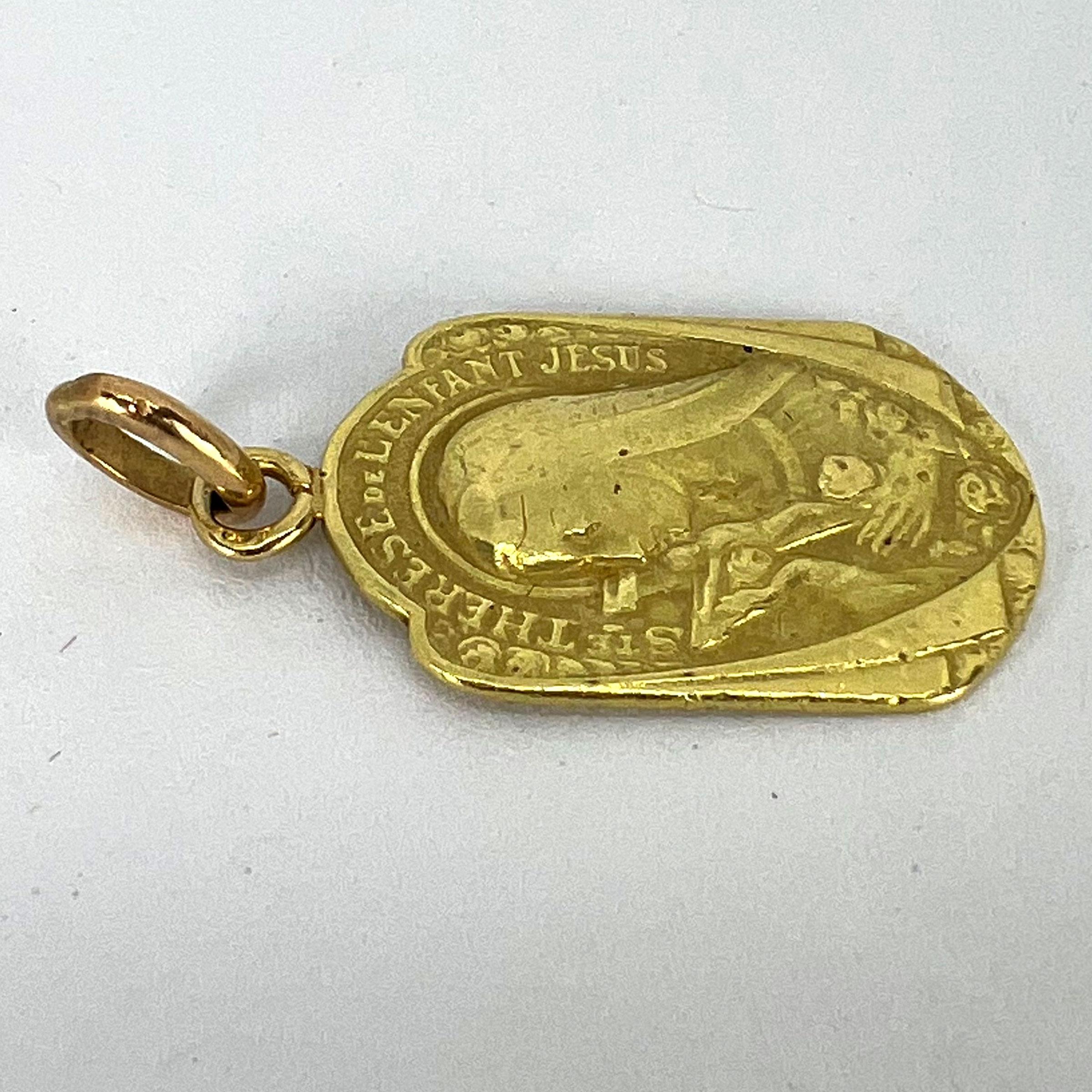 Pendentif religieux français St Therese en or jaune 18 carats en vente 12