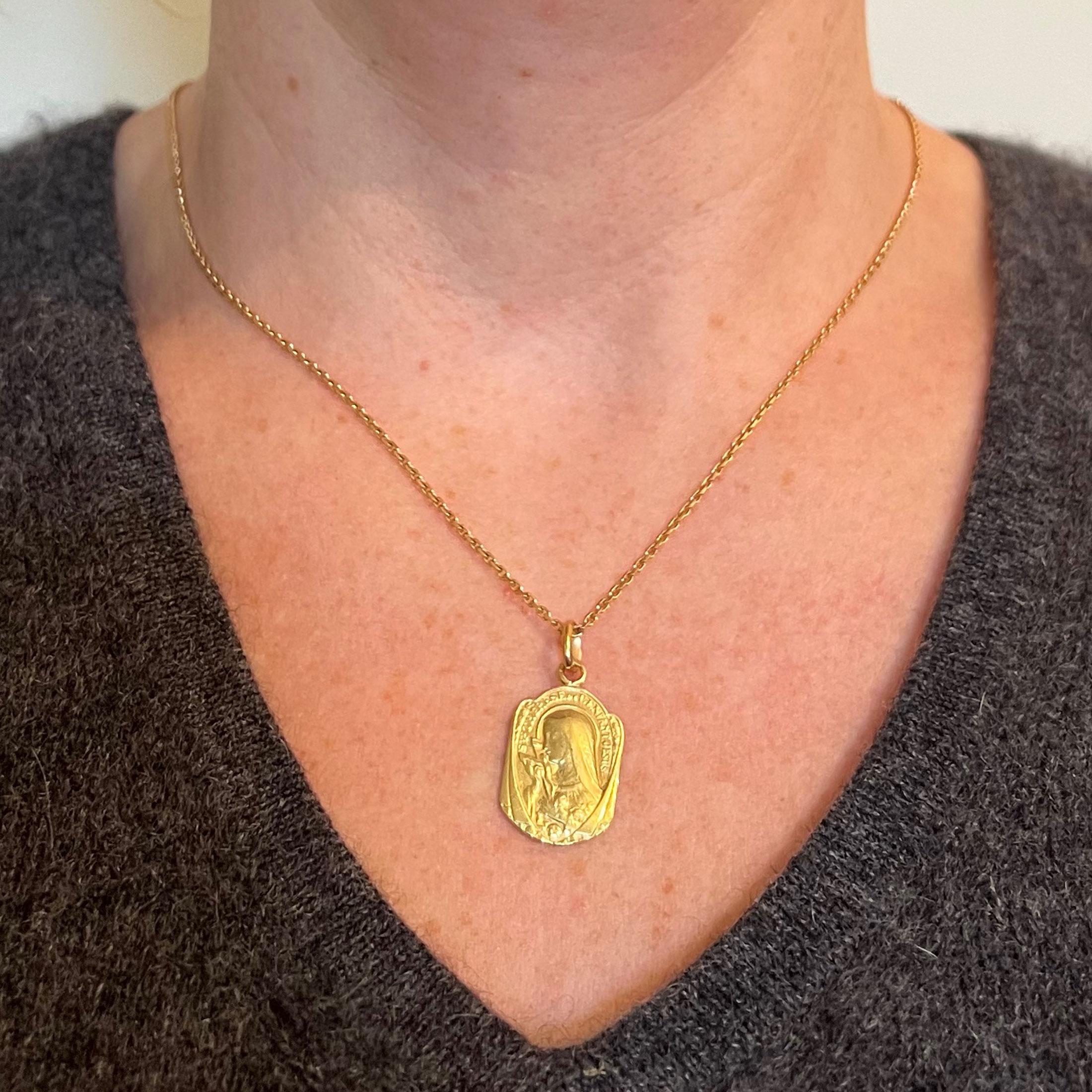 Pendentif religieux français St Therese en or jaune 18 carats Unisexe en vente