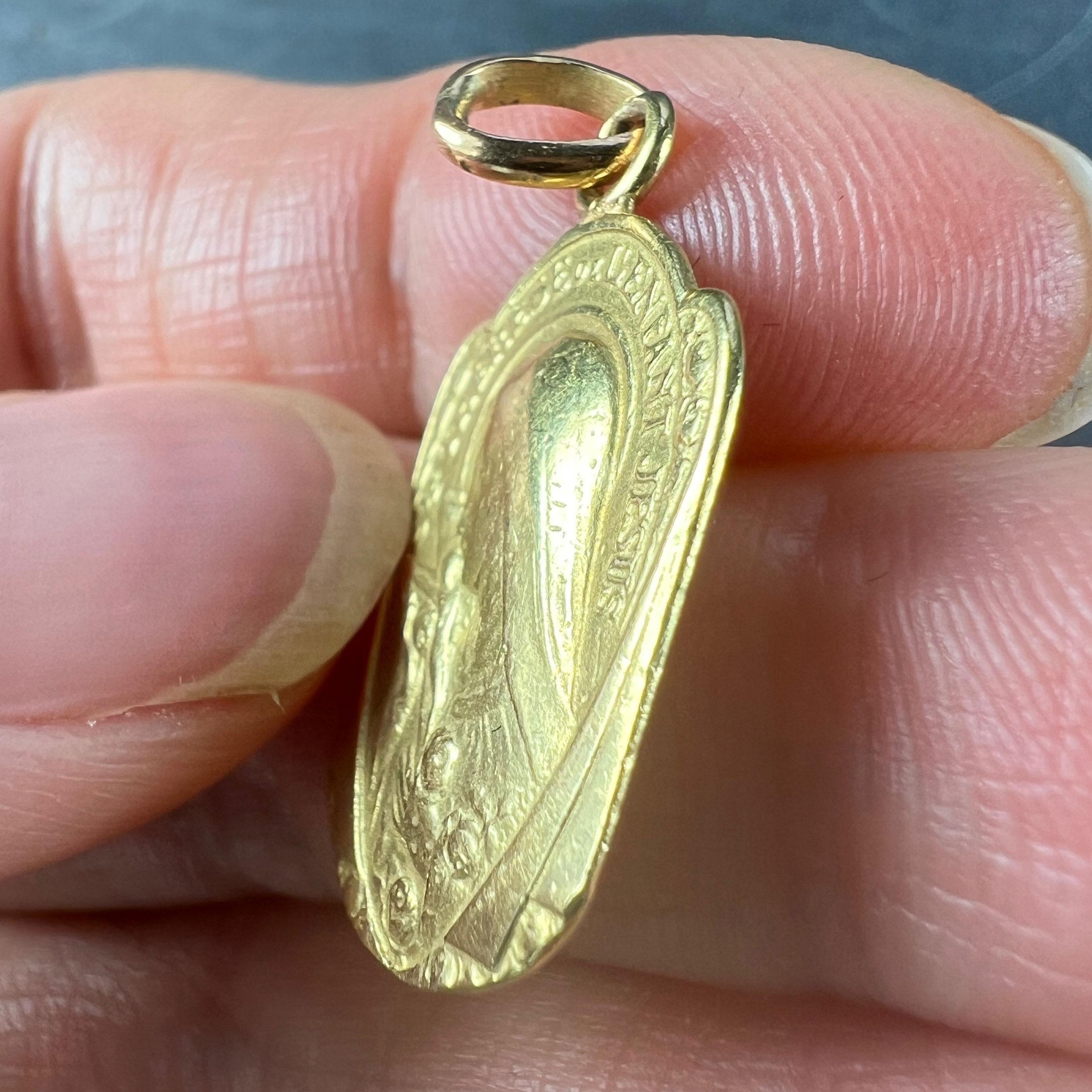 Pendentif religieux français St Therese en or jaune 18 carats en vente 3