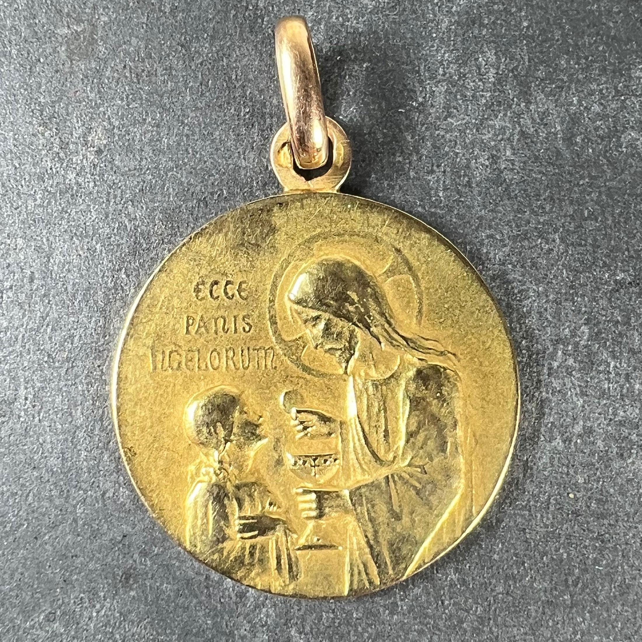 Ciondolo francese in oro giallo 18 carati (18K) a forma di medaglia raffigurante Gesù che offre la santa comunione con un calice di vino e un'ostia a un giovane, con la frase 