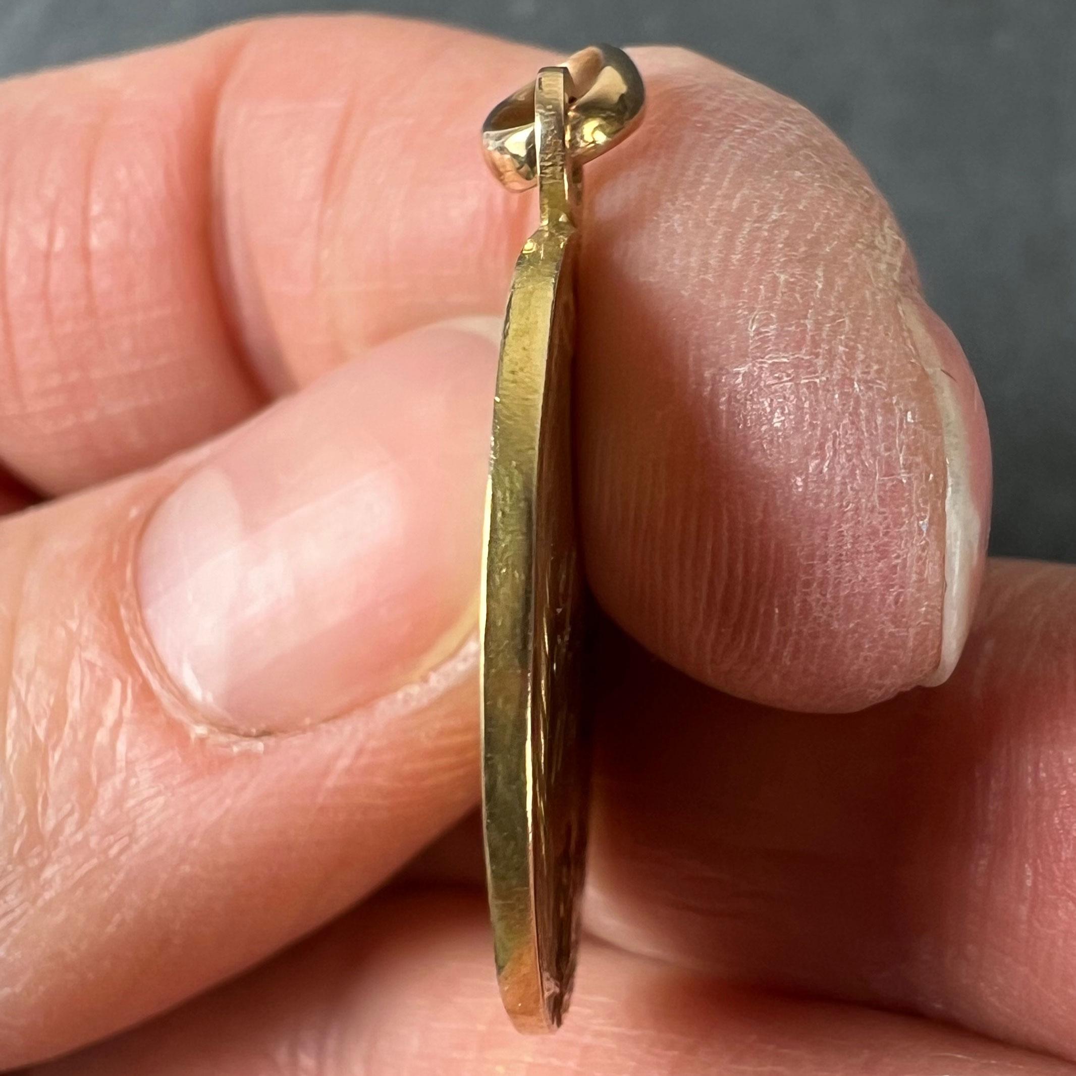 Ciondolo religioso francese con medaglia in oro giallo 18 carati raffigurante Gesù Cristo e la sua Santa Comunione in vendita 3