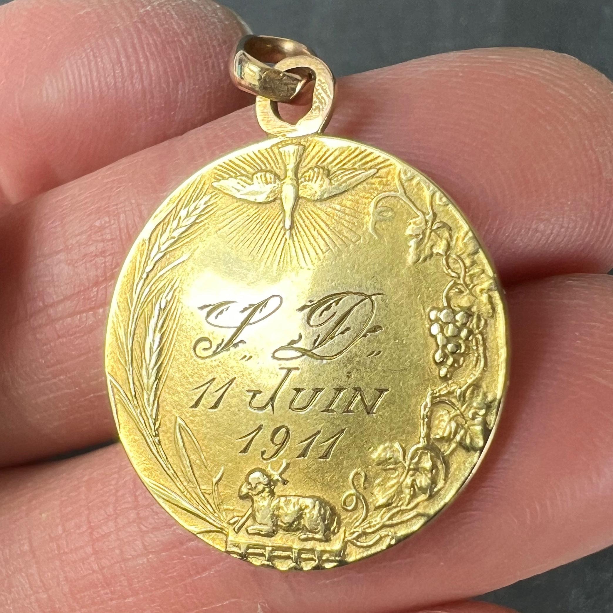 Ciondolo religioso francese con medaglia in oro giallo 18 carati raffigurante Gesù Cristo e la sua Santa Comunione in vendita 4