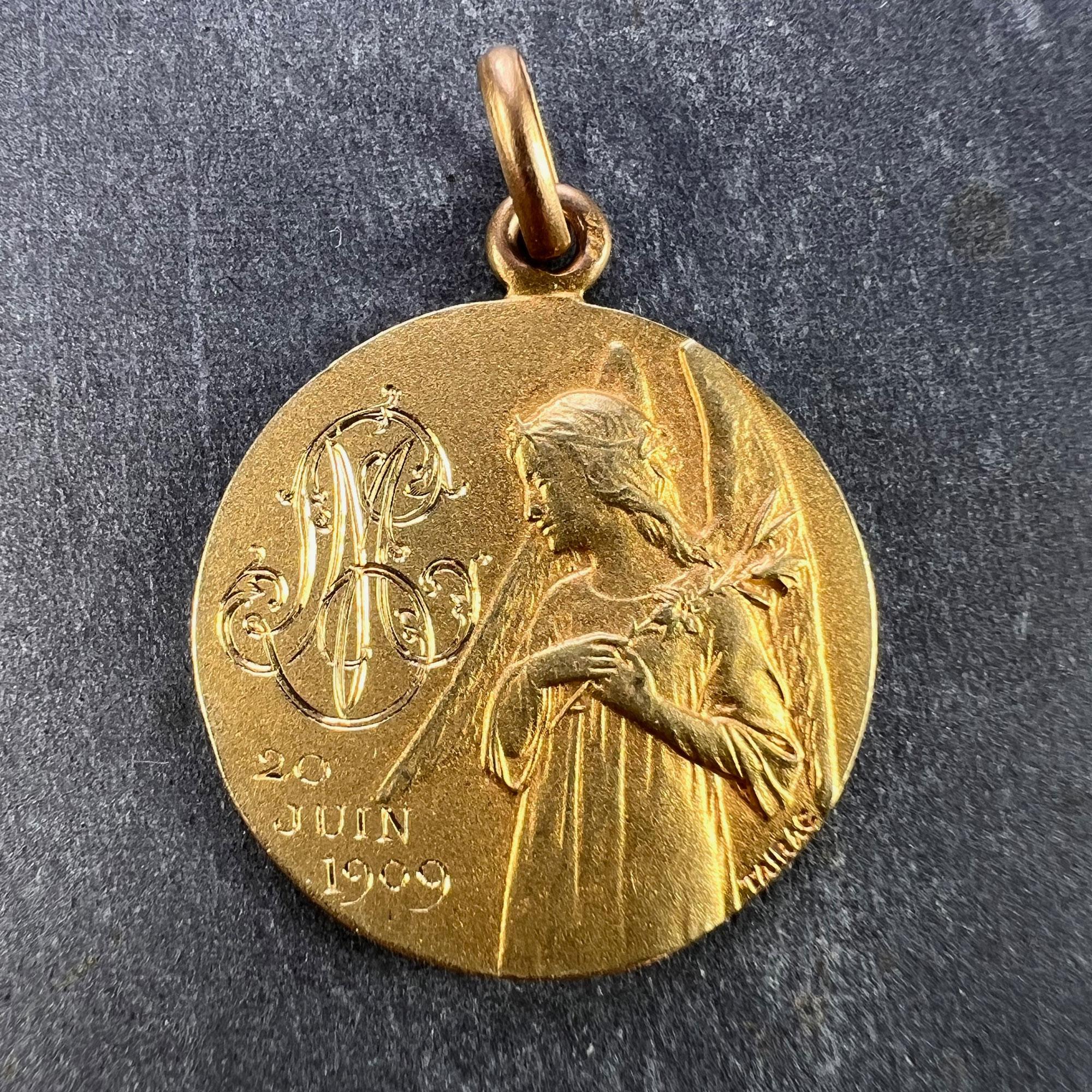 French Religious Medal Angel Jesus Communion 18K Yellow Gold Charm Pendant In Good Condition For Sale In London, GB