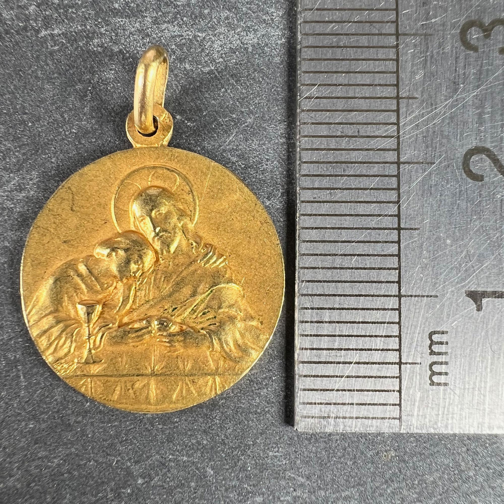 Pendentif breloque en or jaune 18 carats avec médaille religieuse française « Jésus-Christ Saint communion » en vente 6