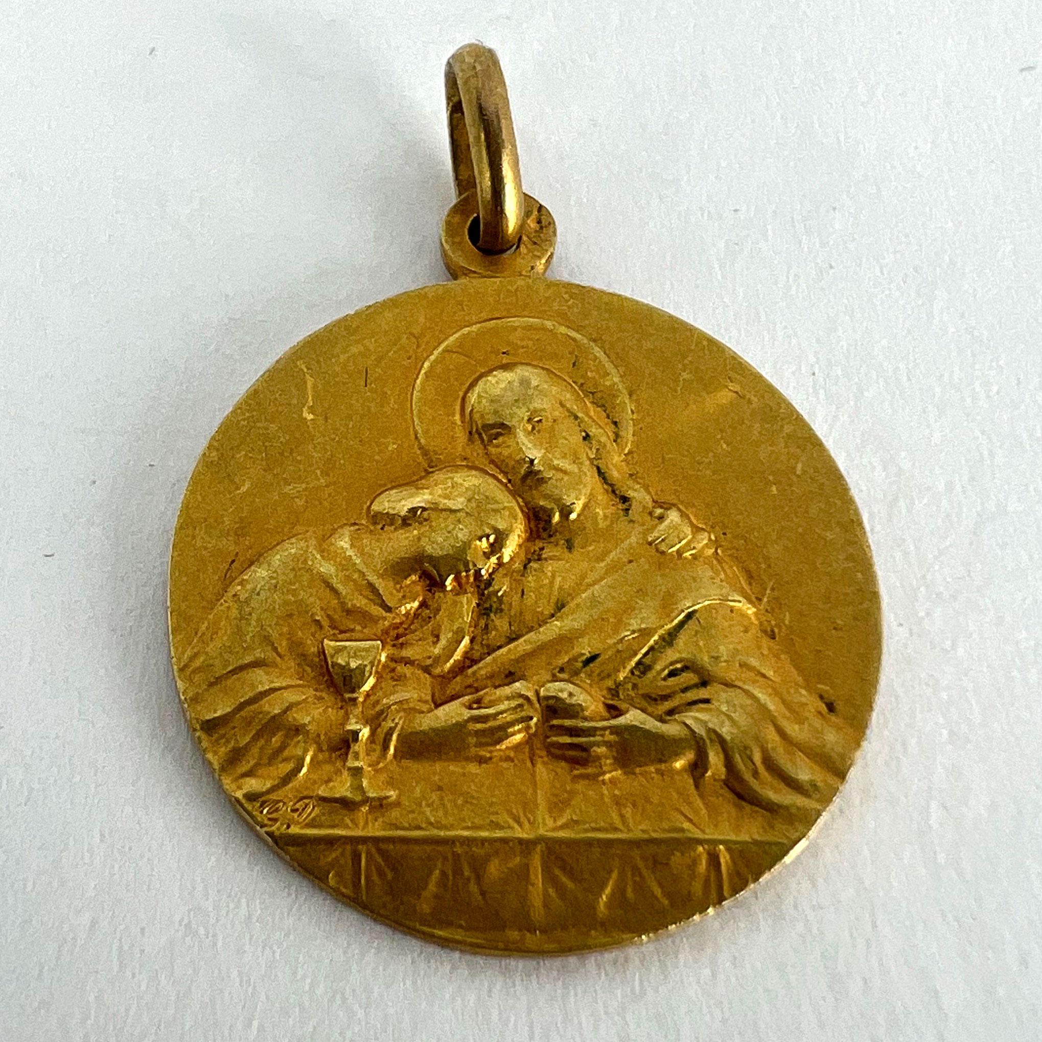 Pendentif breloque en or jaune 18 carats avec médaille religieuse française « Jésus-Christ Saint communion » en vente 9