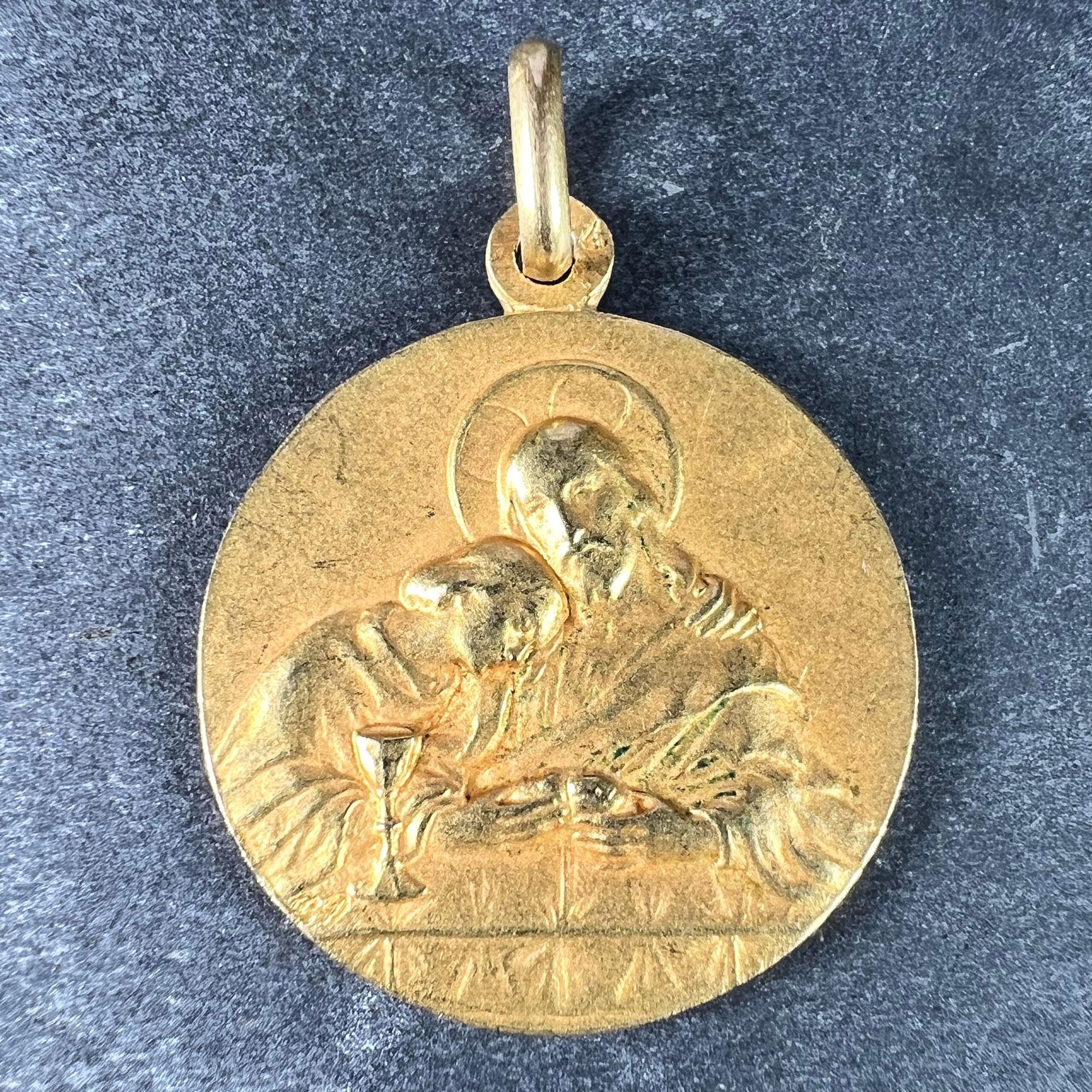 Ein französischer Anhänger aus 18 Karat (18K) Gelbgold in Form einer Medaille, die auf der einen Seite Jesus bei der Vorbereitung des Abendmahls darstellt. Die Rückseite zeigt eine Taube, die den Heiligen Geist darstellt, über einer Weizengarbe auf