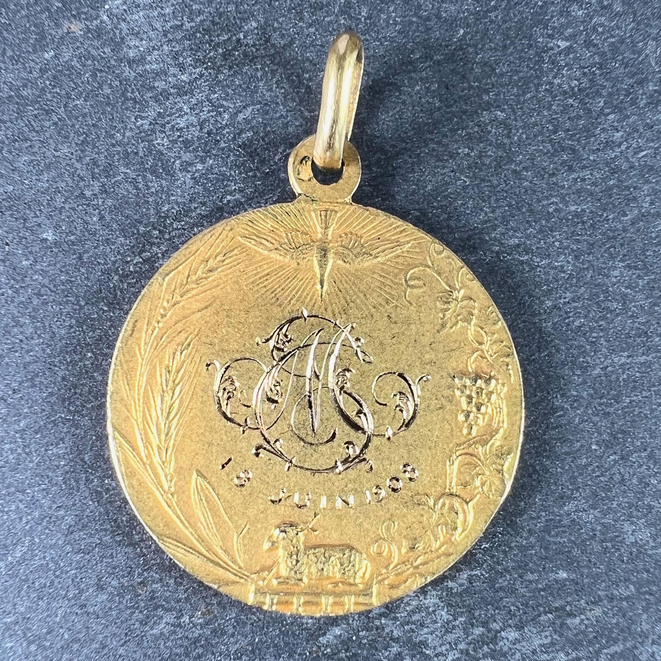 French Religious Medal Jesus Christ Holy Communion 18K Yellow Gold Charm Pendant In Excellent Condition For Sale In London, GB