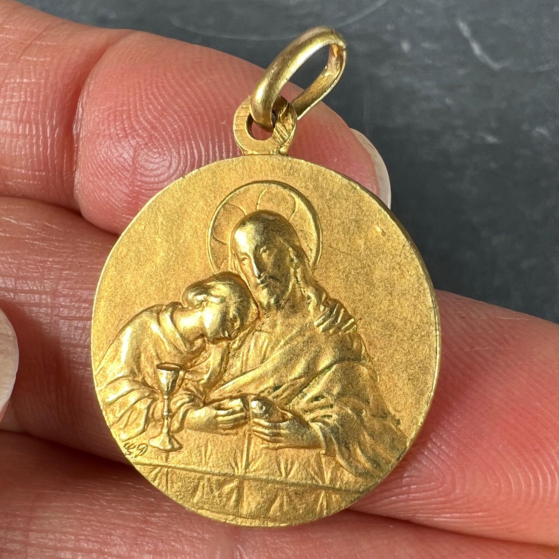 Pendentif breloque en or jaune 18 carats avec médaille religieuse française « Jésus-Christ Saint communion » en vente 1