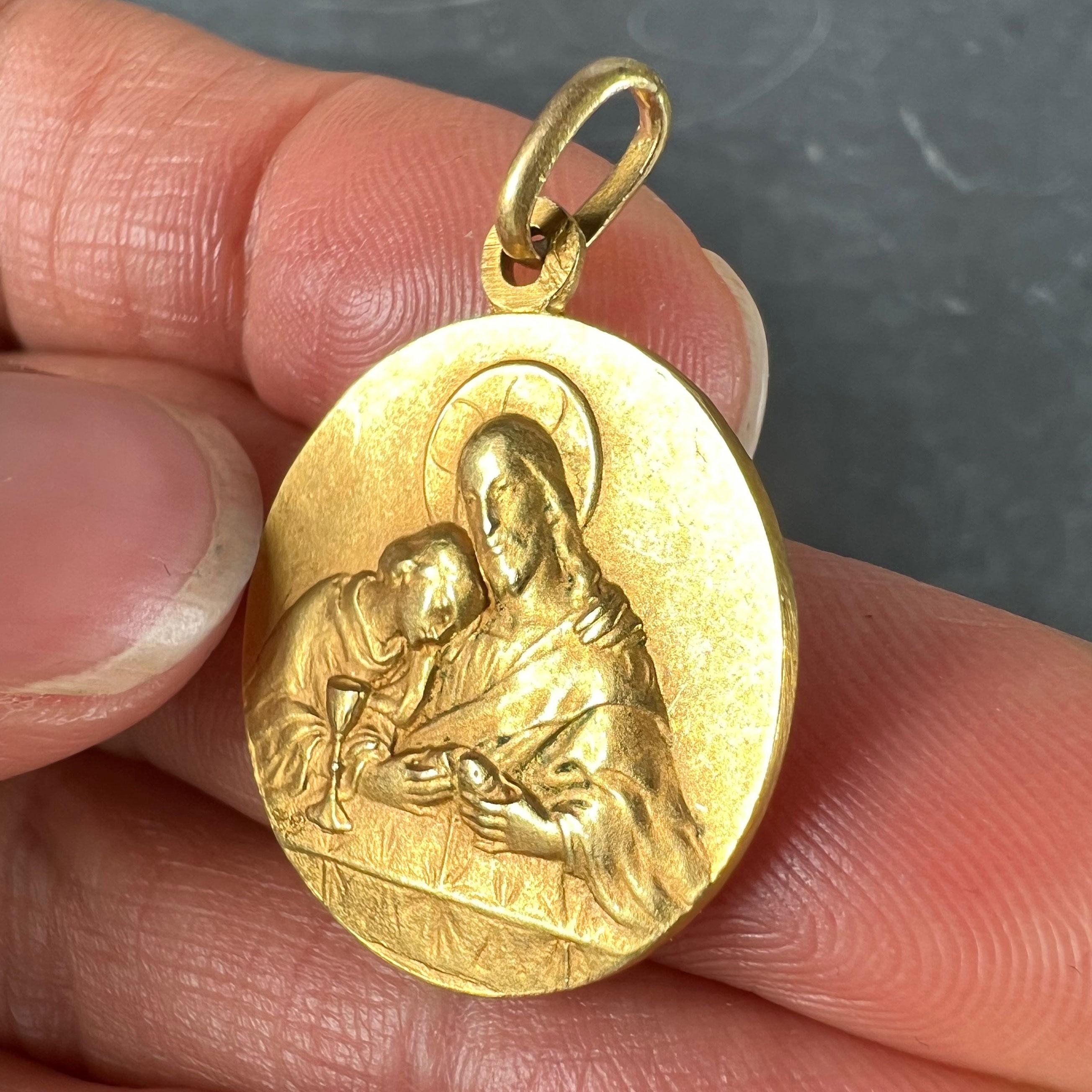Pendentif breloque en or jaune 18 carats avec médaille religieuse française « Jésus-Christ Saint communion » en vente 2