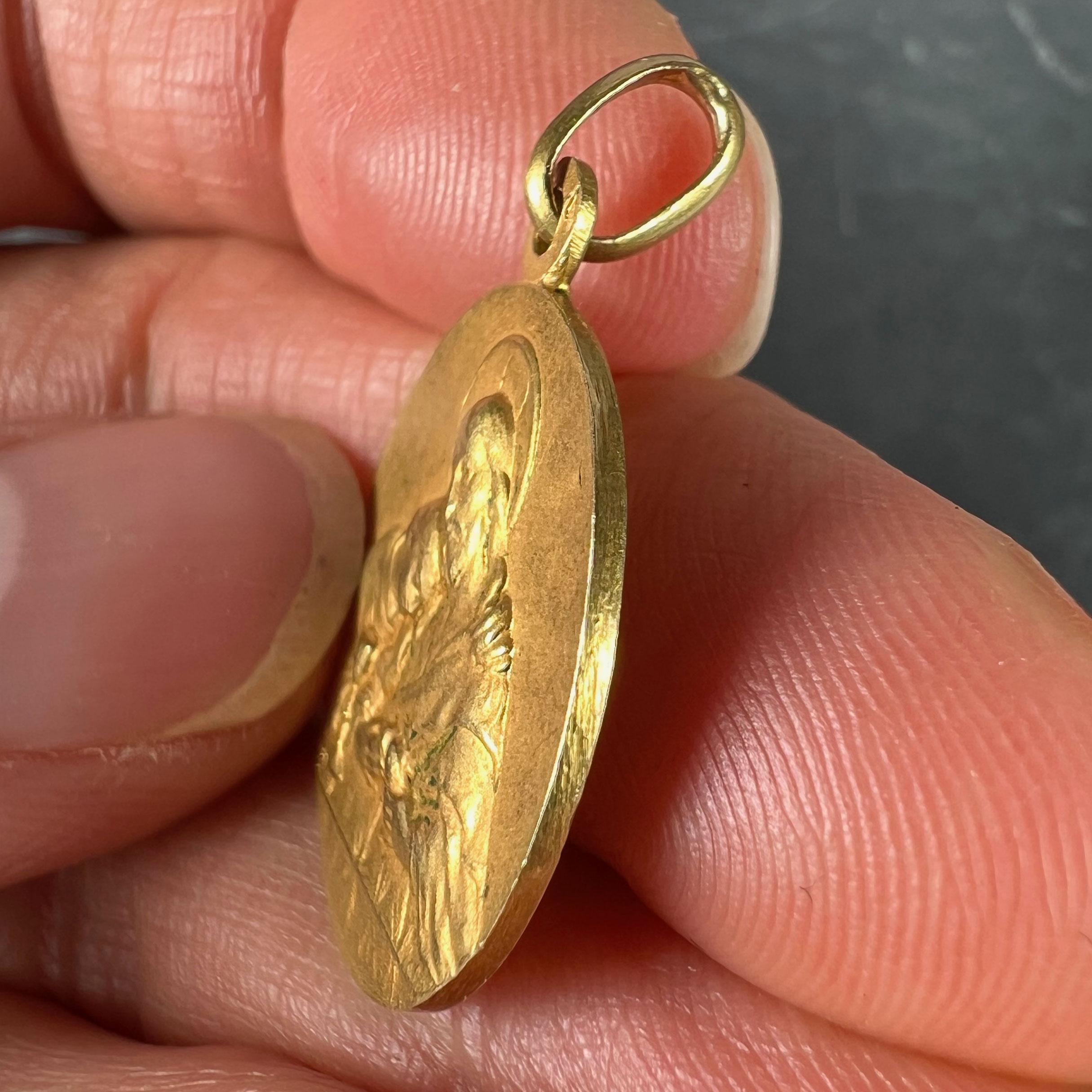 Pendentif breloque en or jaune 18 carats avec médaille religieuse française « Jésus-Christ Saint communion » en vente 3