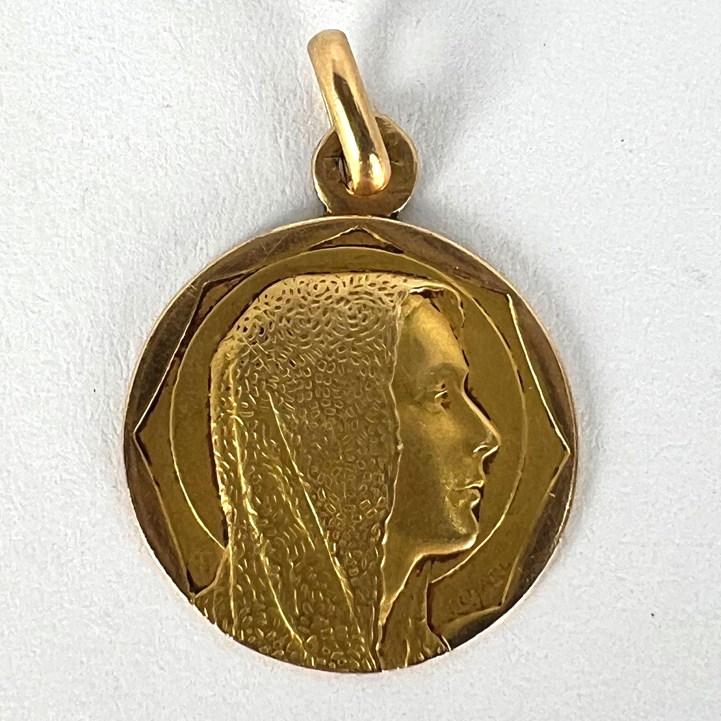 Pendentif en or jaune 18K avec breloque Vierge Marie religieuse française en vente 9