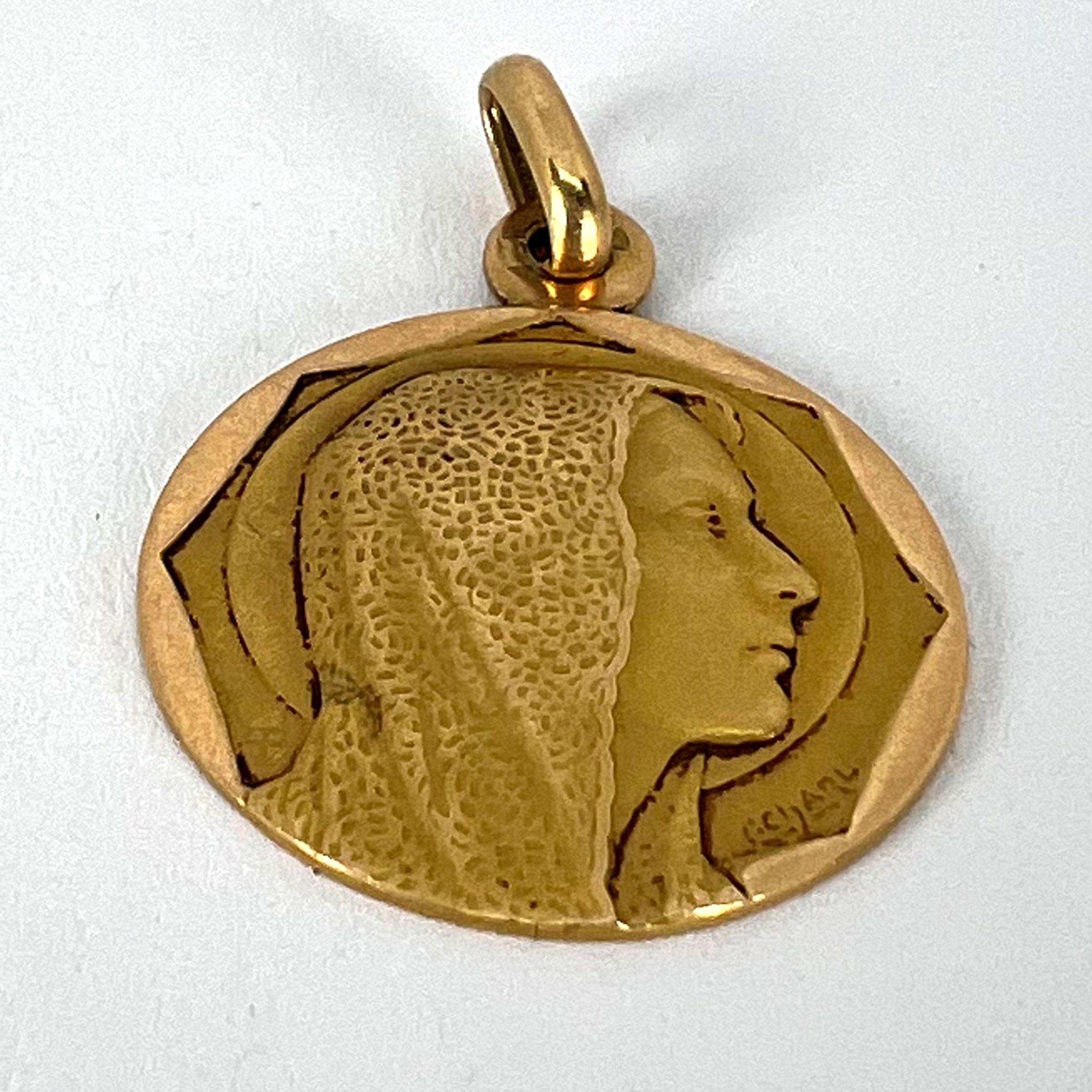 Pendentif en or jaune 18K avec breloque Vierge Marie religieuse française en vente 11