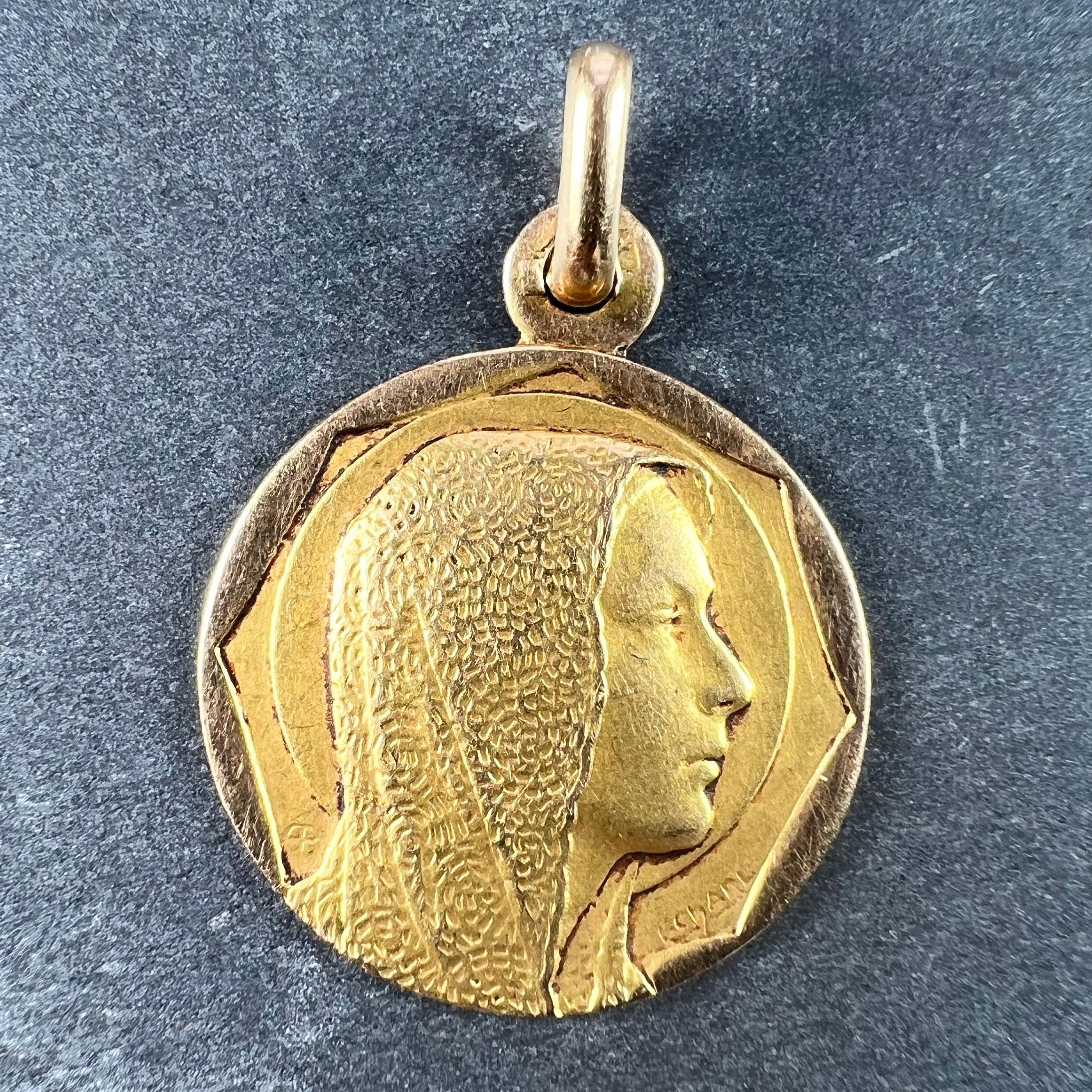 Pendentif à breloques religieuses en or jaune 18 carats (18K) conçu comme une médaille représentant la Vierge Marie, portant un voile en dentelle finement détaillé dans un cadre octogonal. Signé C.I.C., estampillé de la marque de la tête d'aigle