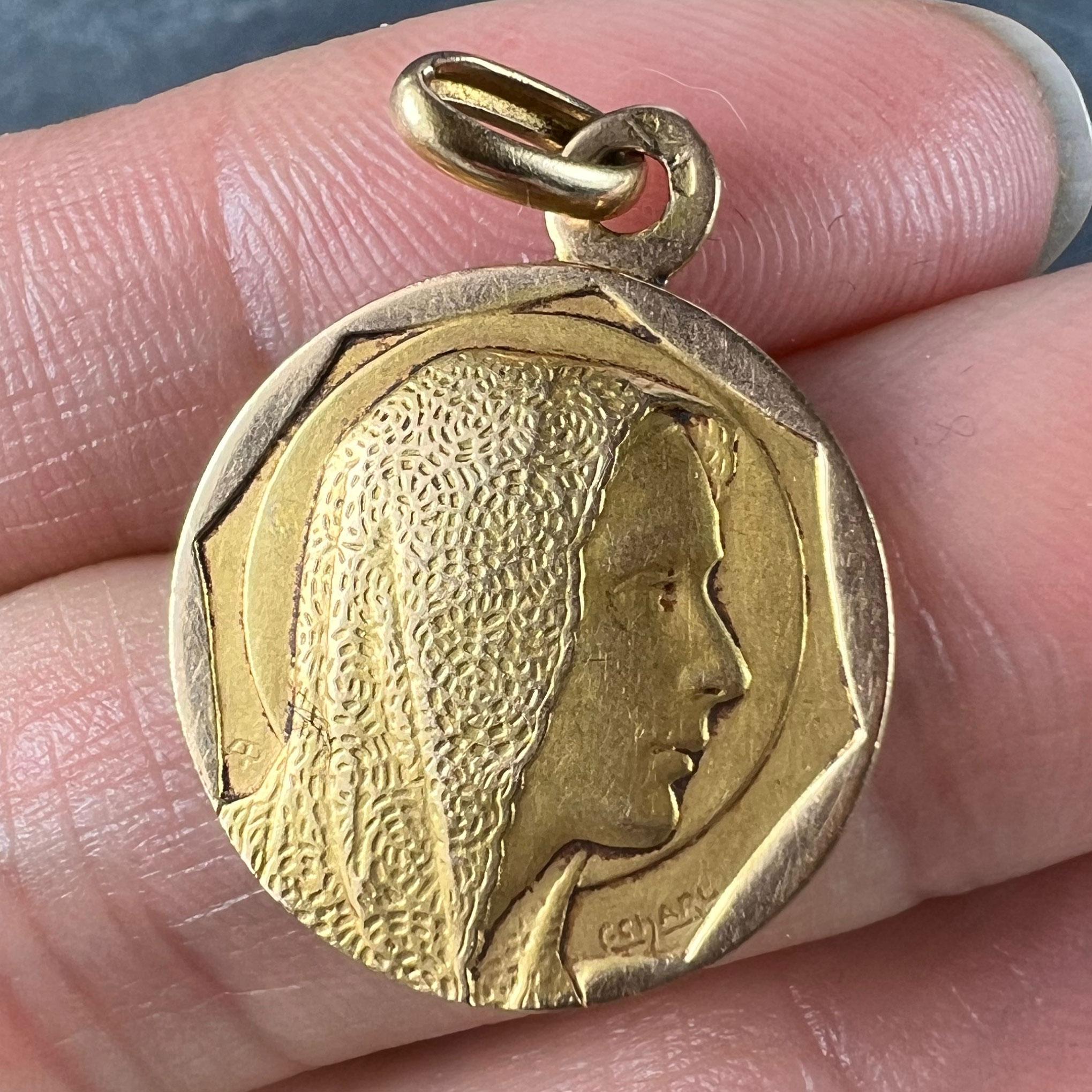Pendentif en or jaune 18K avec breloque Vierge Marie religieuse française en vente 1