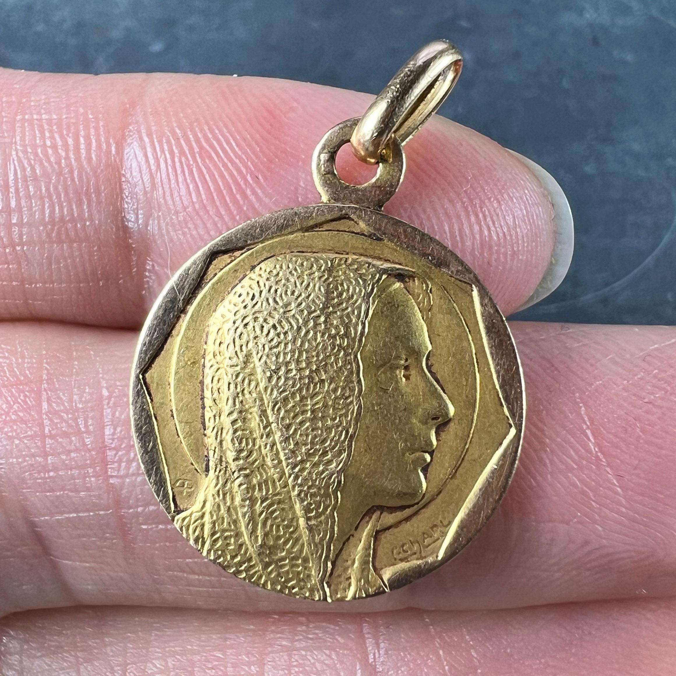 Pendentif en or jaune 18K avec breloque Vierge Marie religieuse française en vente 2