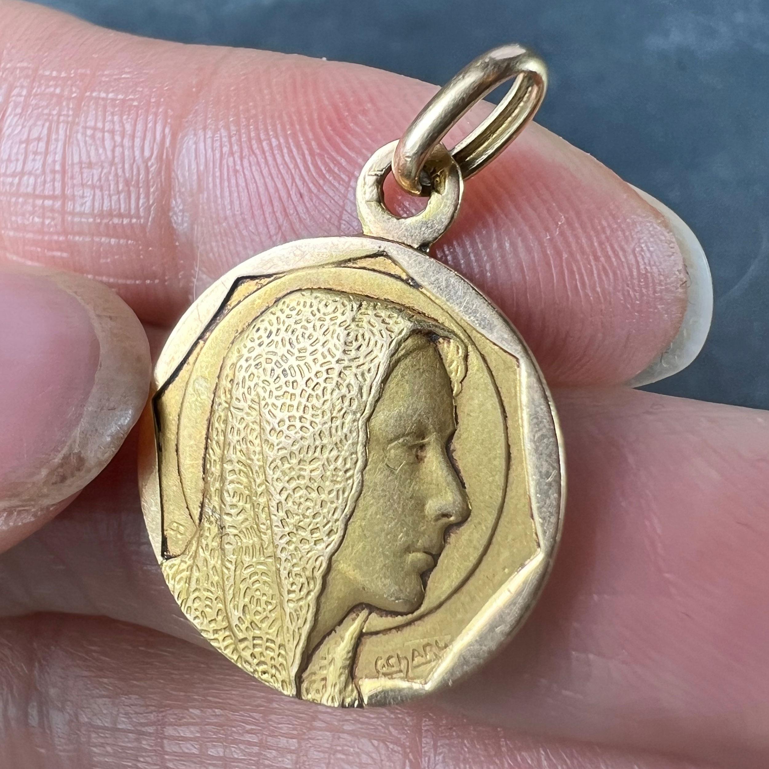 Pendentif en or jaune 18K avec breloque Vierge Marie religieuse française en vente 3