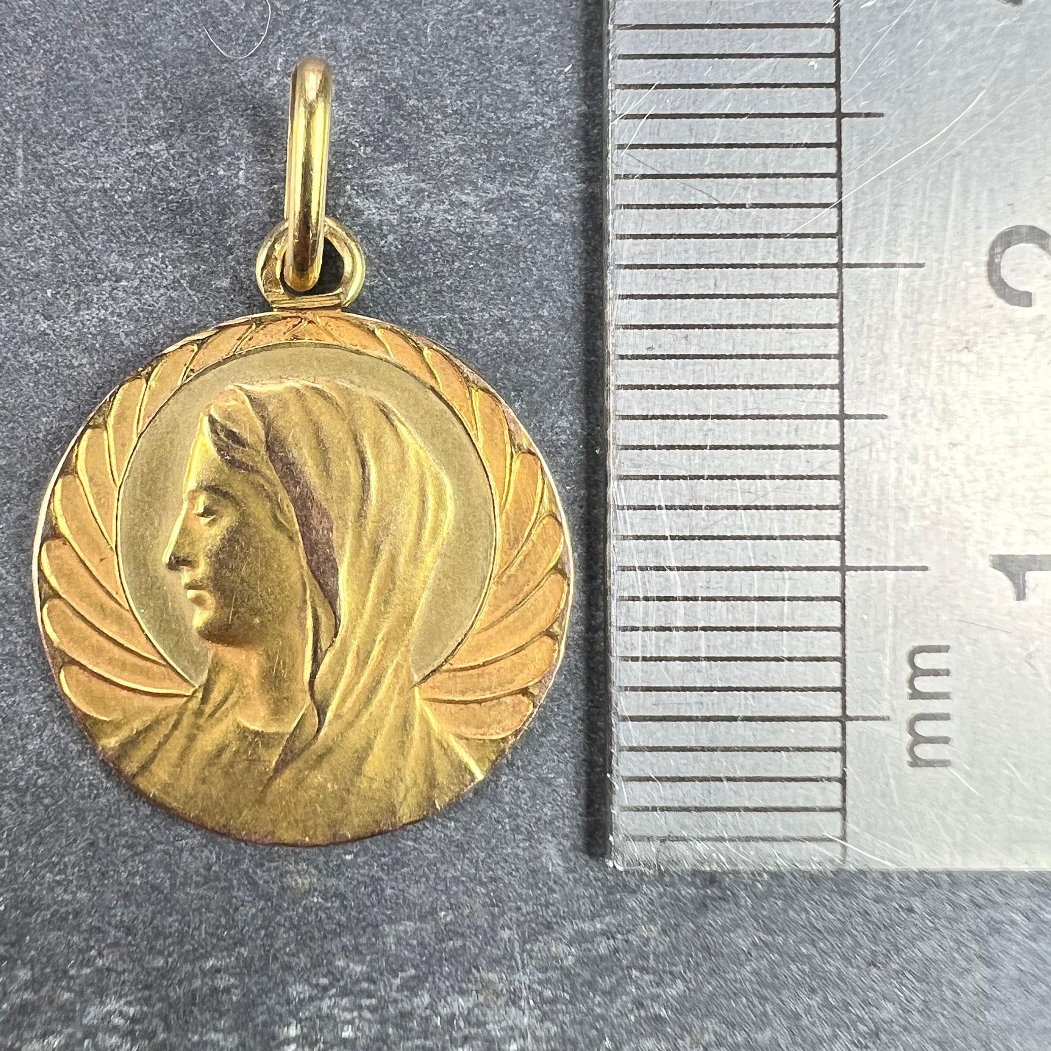 Pendentif Vierge Marie religieuse française en or jaune 18K en vente 6