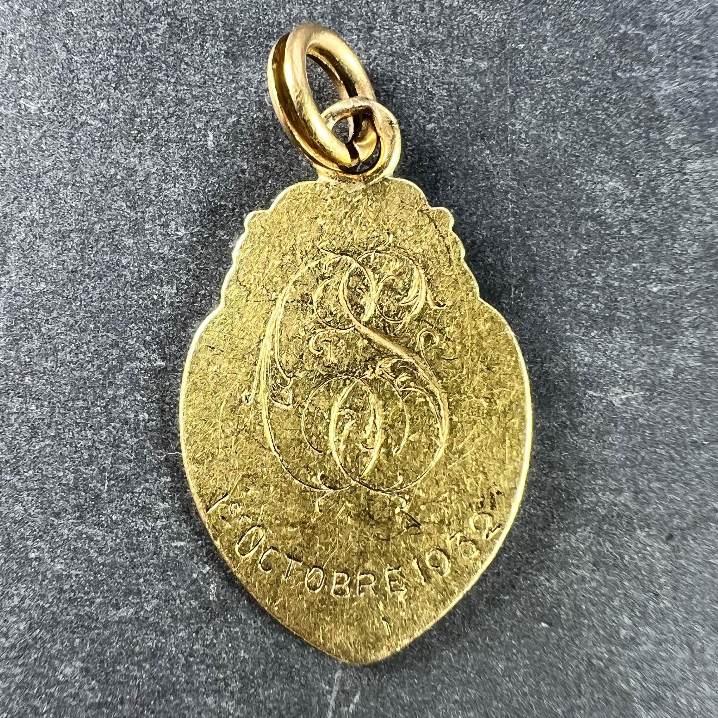 French Religious Virgin Mary 18K Yellow Gold Medal Pendant In Fair Condition For Sale In London, GB
