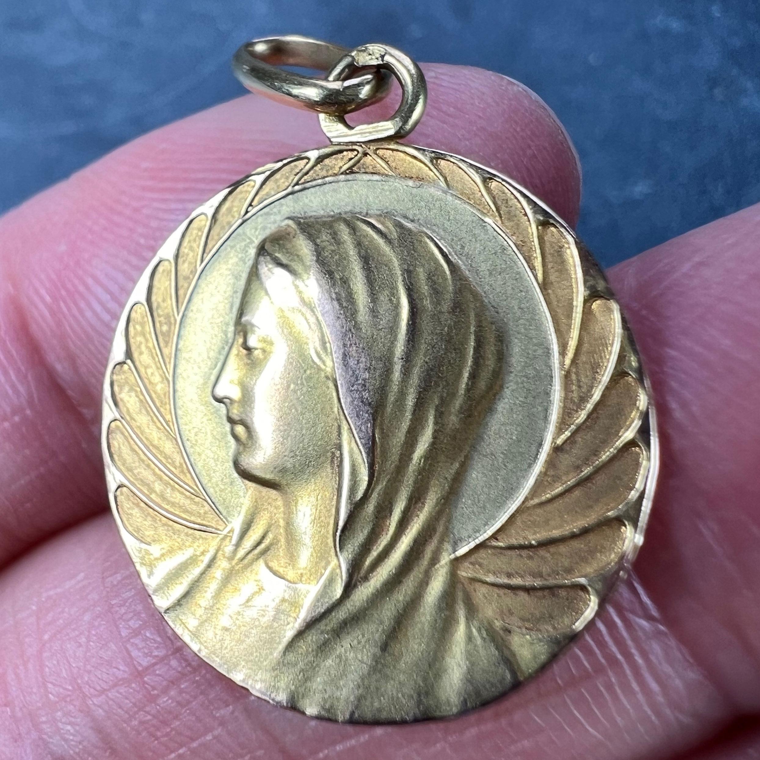 Pendentif Vierge Marie religieuse française en or jaune 18K en vente 2