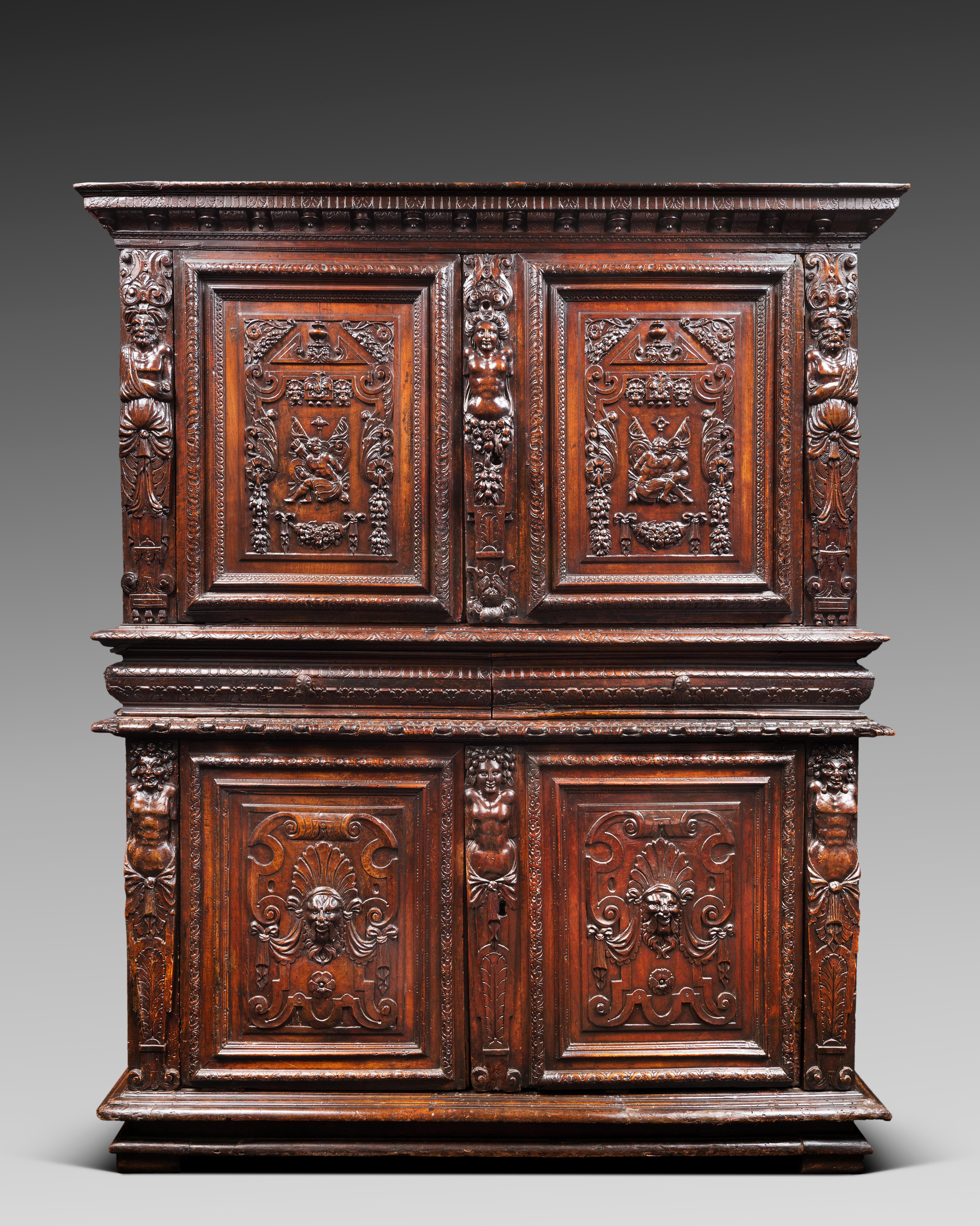 Serrure et clé originales

Ce meuble ne présente pas d'évidement sur sa partie supérieure. Il s'ouvre par quatre portes Foldes et deux tiroirs à l'intérieur de la ceinture. La clé porte la date de 1524 au-dessus de motifs en forme de croix.

Les
