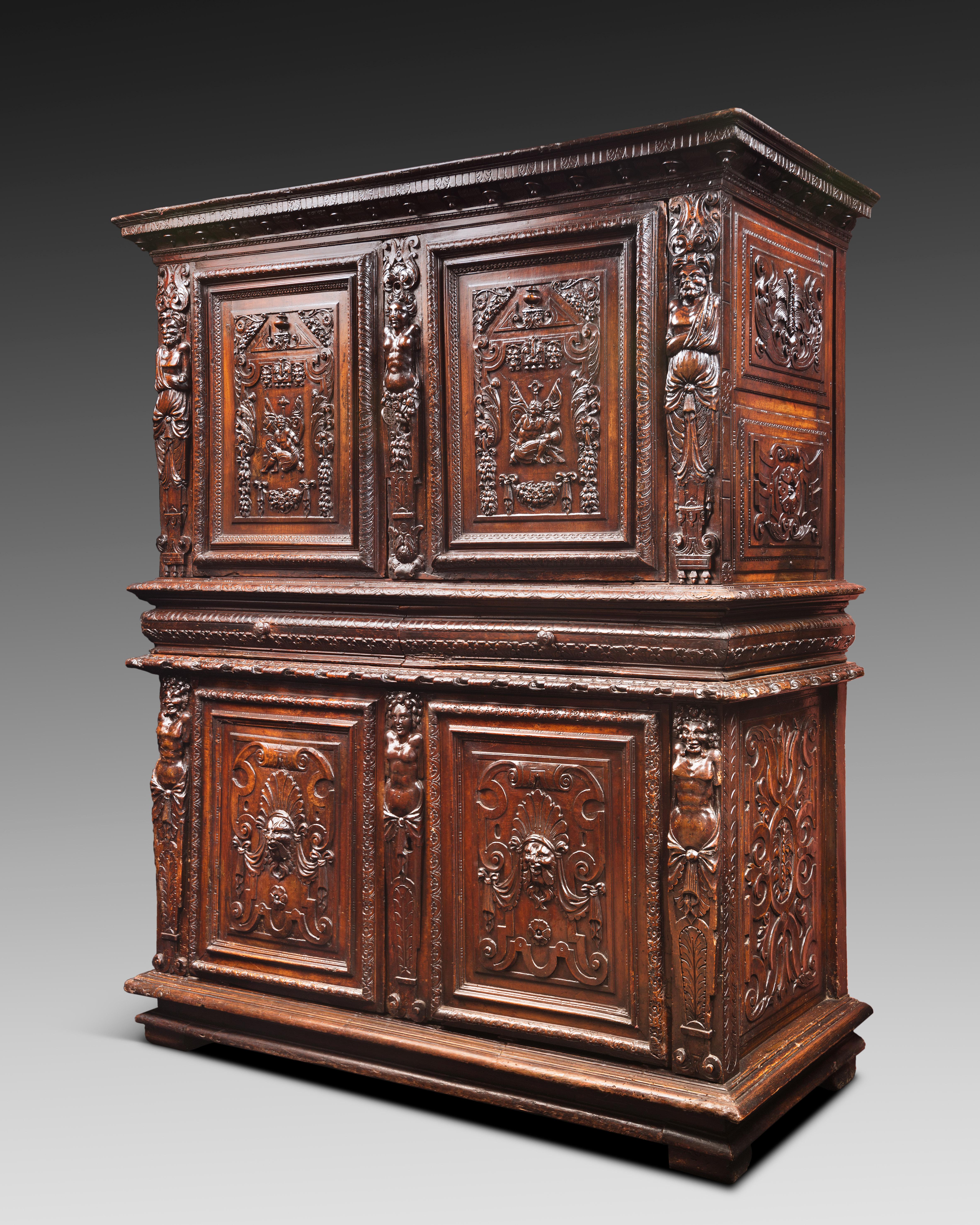 Français Armoire French Renaissance en vente