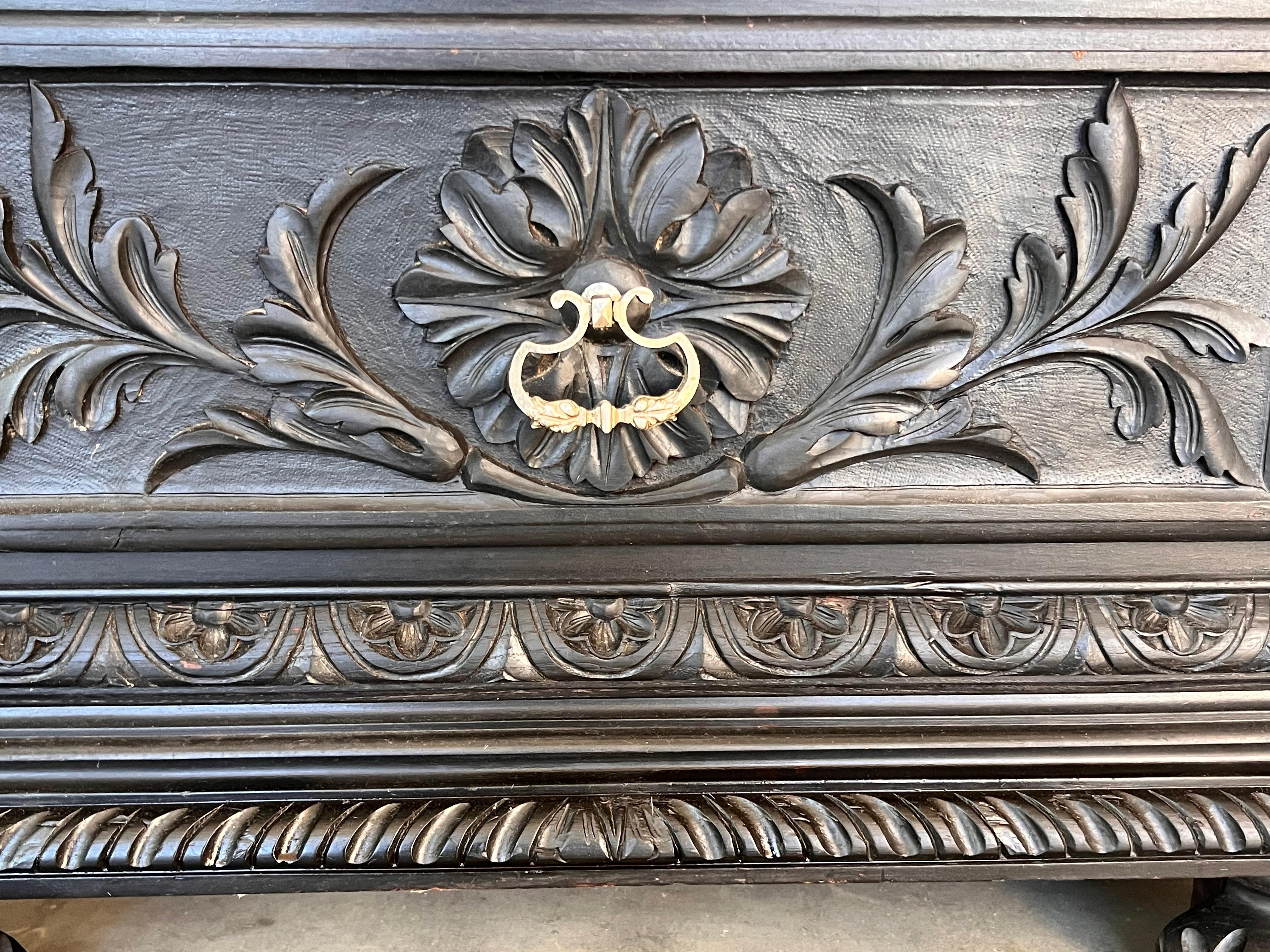 Armoire French Renaissance à décor sculpté  Une porte et un tiroir en vente 5