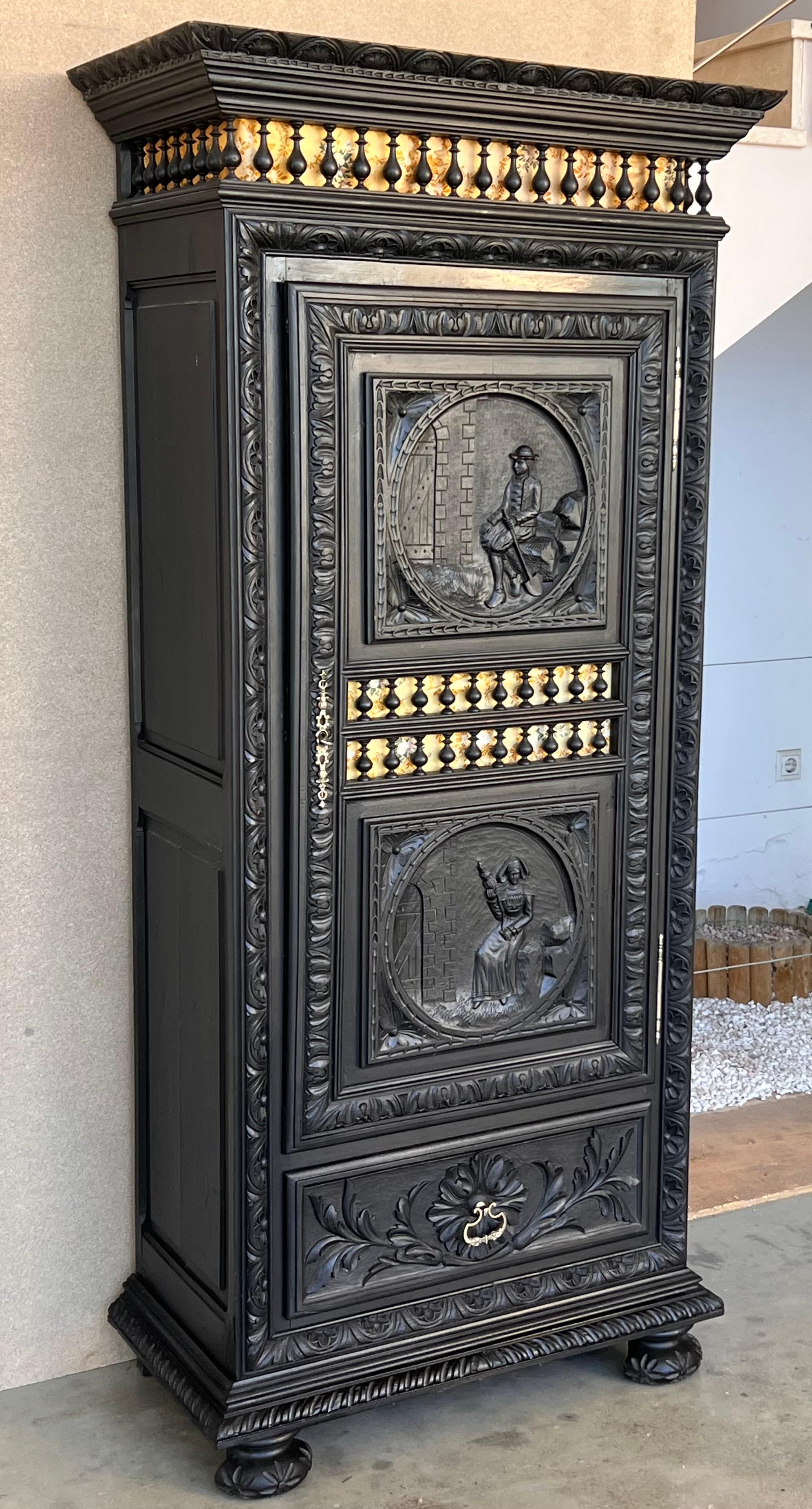 French Renaissance Kleiderschrank mit geschnitzten  eine Tür und eine Schublade im Zustand „Gut“ im Angebot in Miami, FL