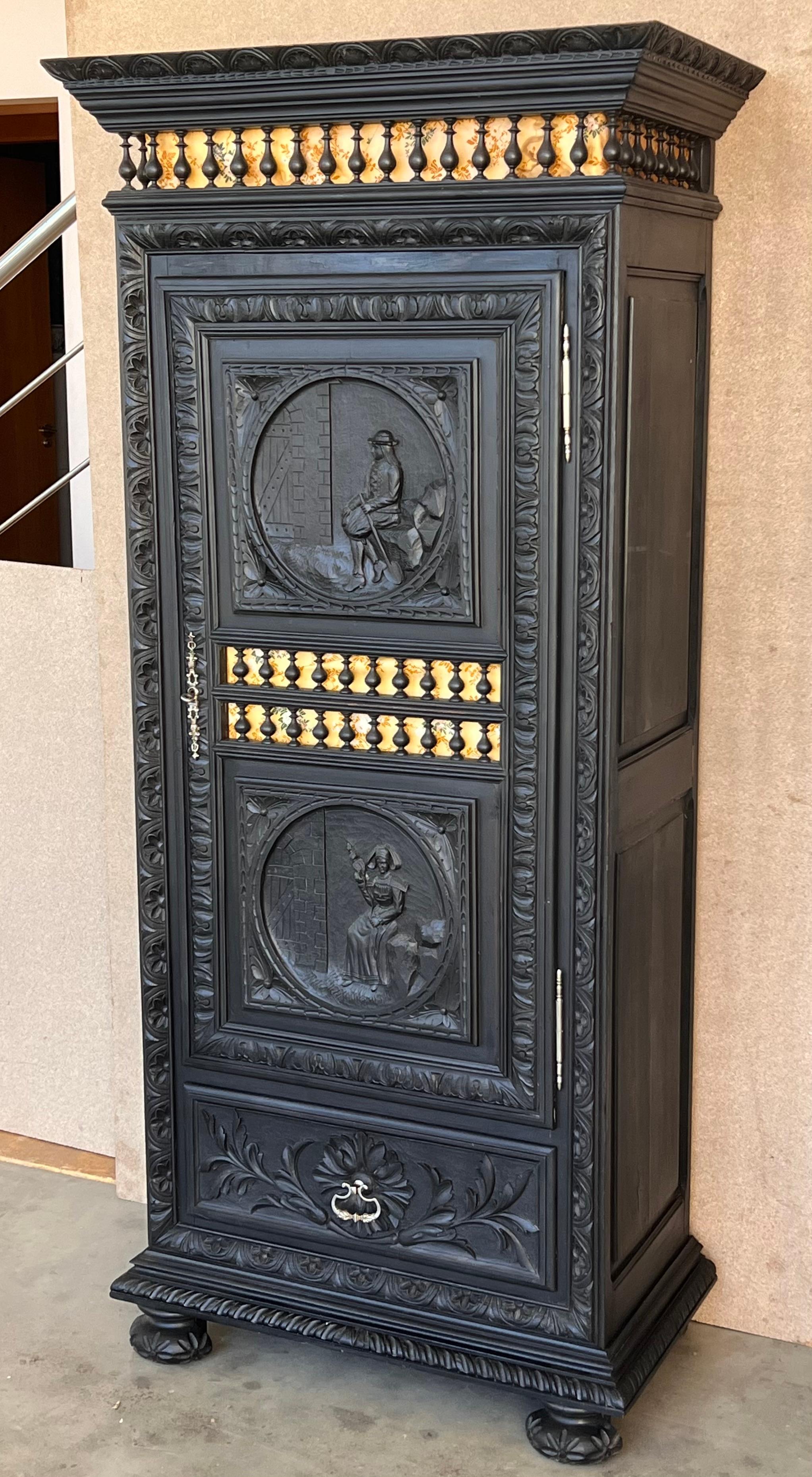Milieu du XIXe siècle Armoire French Renaissance à décor sculpté  Une porte et un tiroir en vente