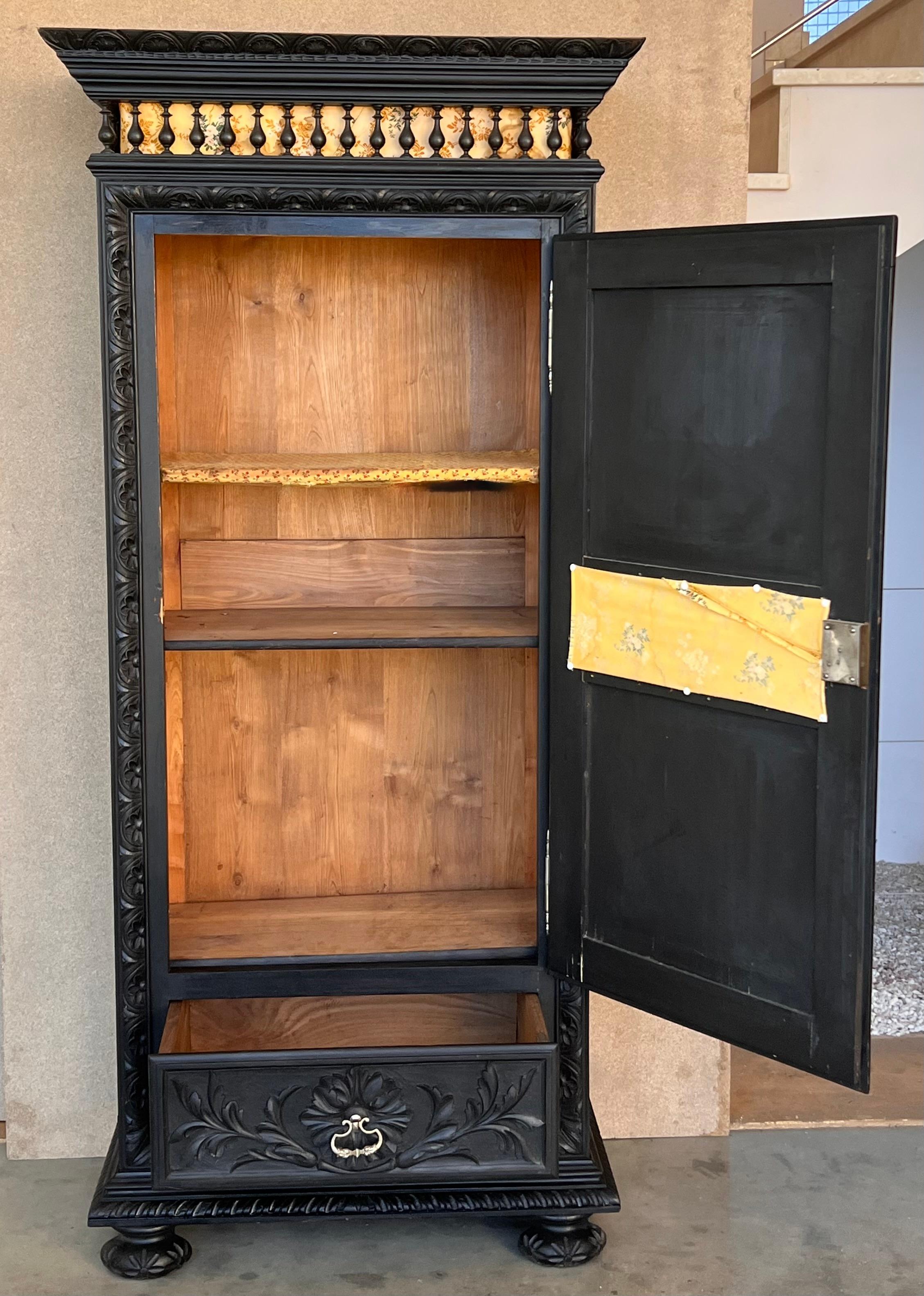 French Renaissance Kleiderschrank mit geschnitzten  eine Tür und eine Schublade (Walnuss) im Angebot