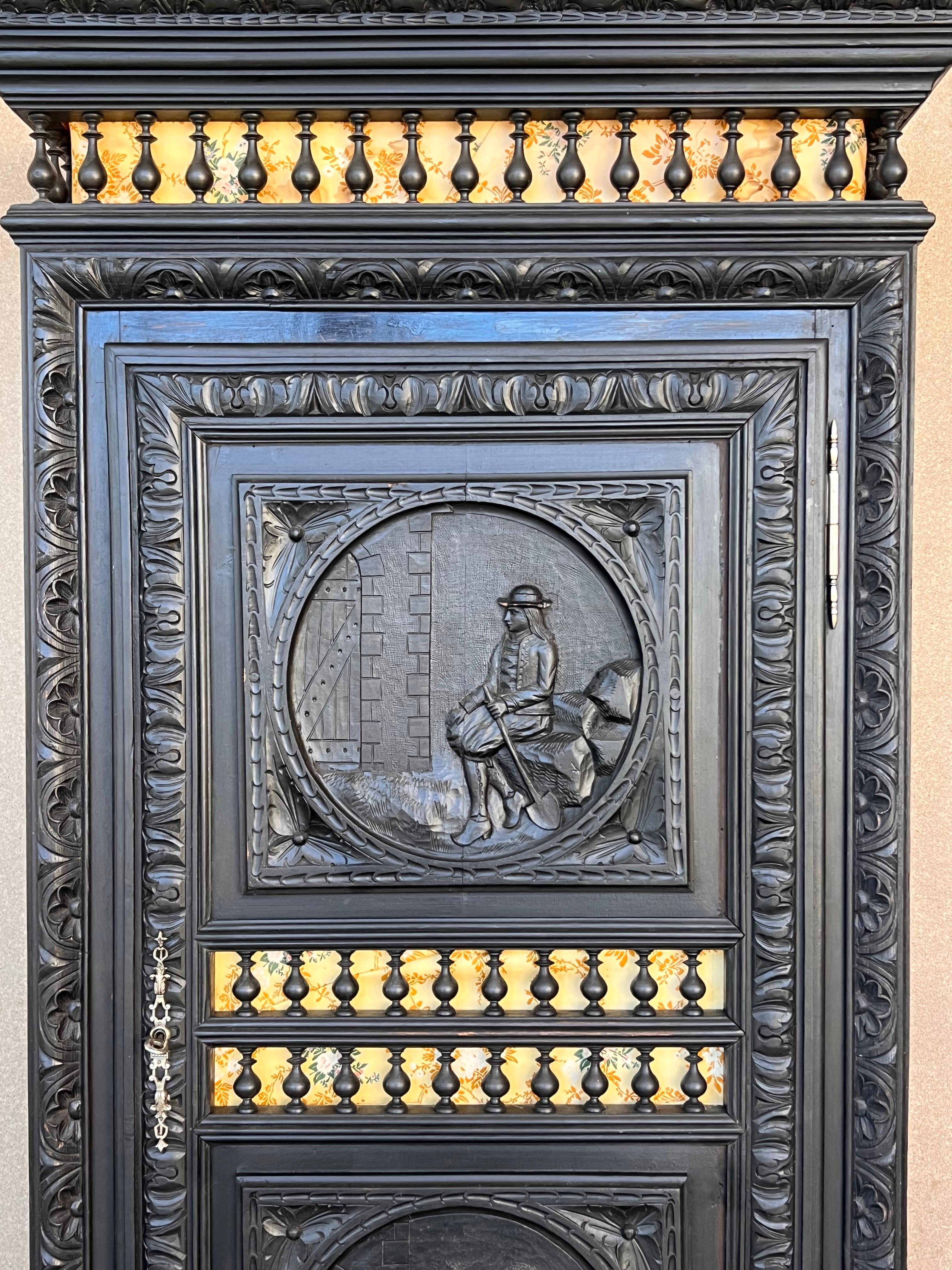 Armoire French Renaissance à décor sculpté  Une porte et un tiroir en vente 2