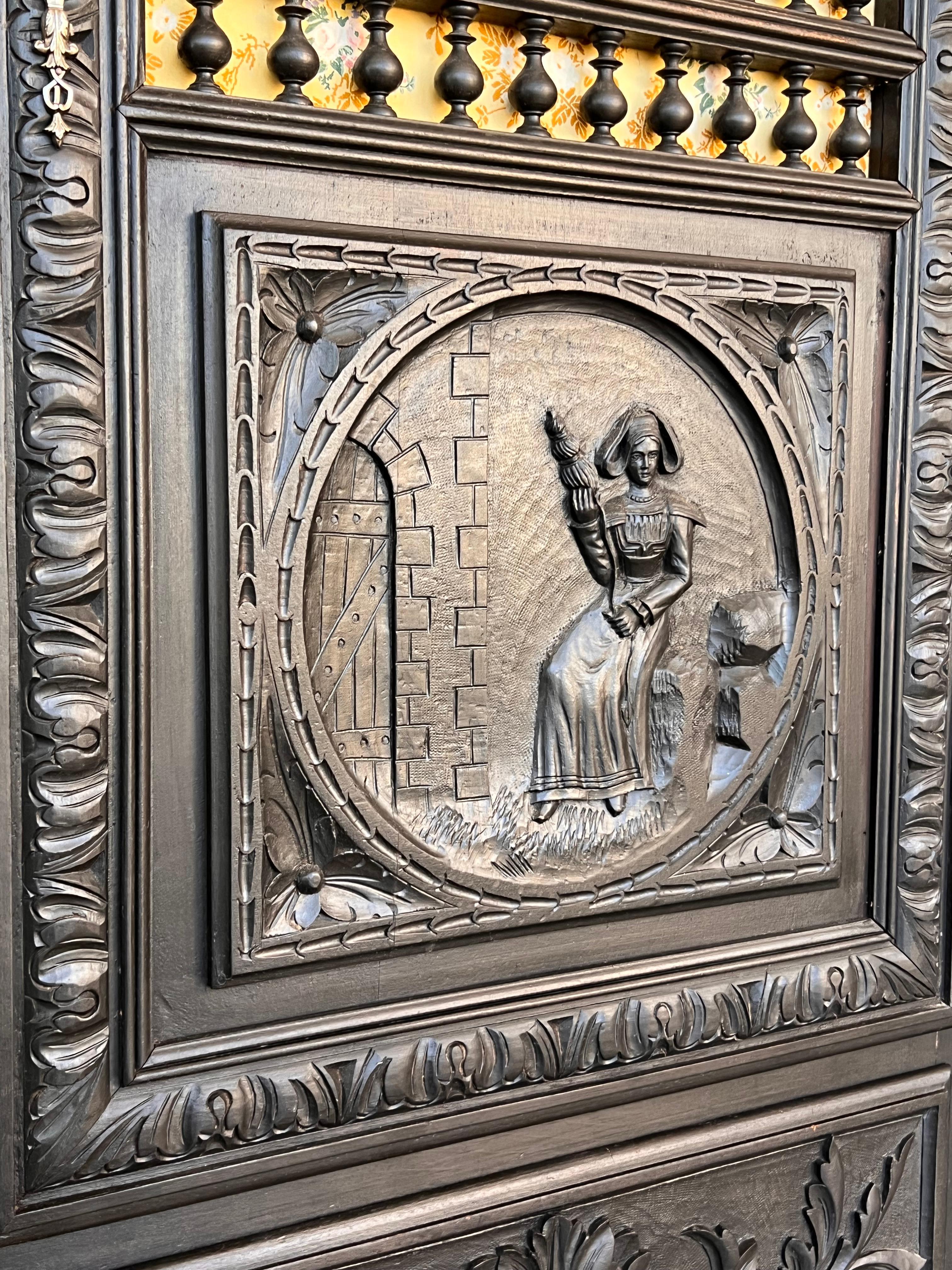 French Renaissance Kleiderschrank mit geschnitzten  eine Tür und eine Schublade im Angebot 3