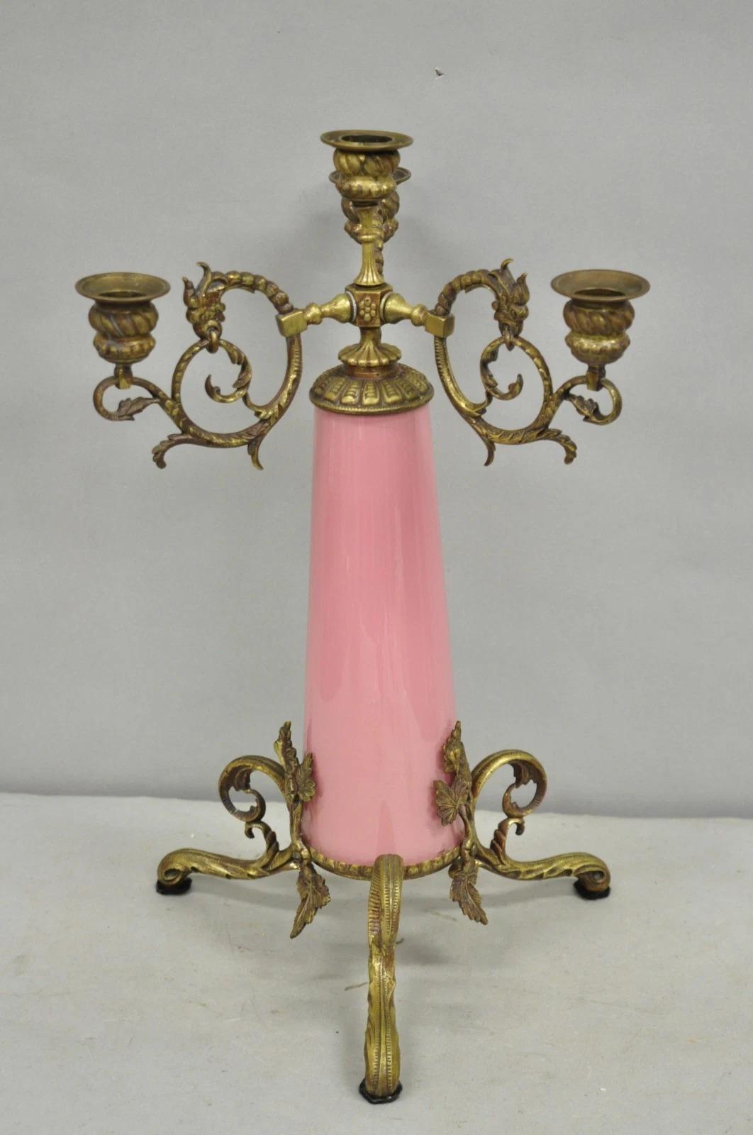 Candelabro francese rinascimentale Art Nouveau in bronzo a 4 candele con colonna di vetro rosa in vendita 3