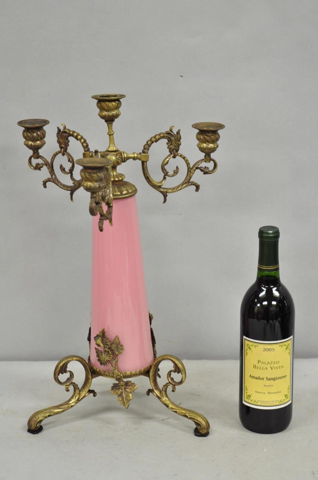 Antique French Renaissance Art Nouveau Figural Bronze 4 Candle Pink Glass Column Candelabra. Circa all'inizio del XX secolo. Misure: 18,5