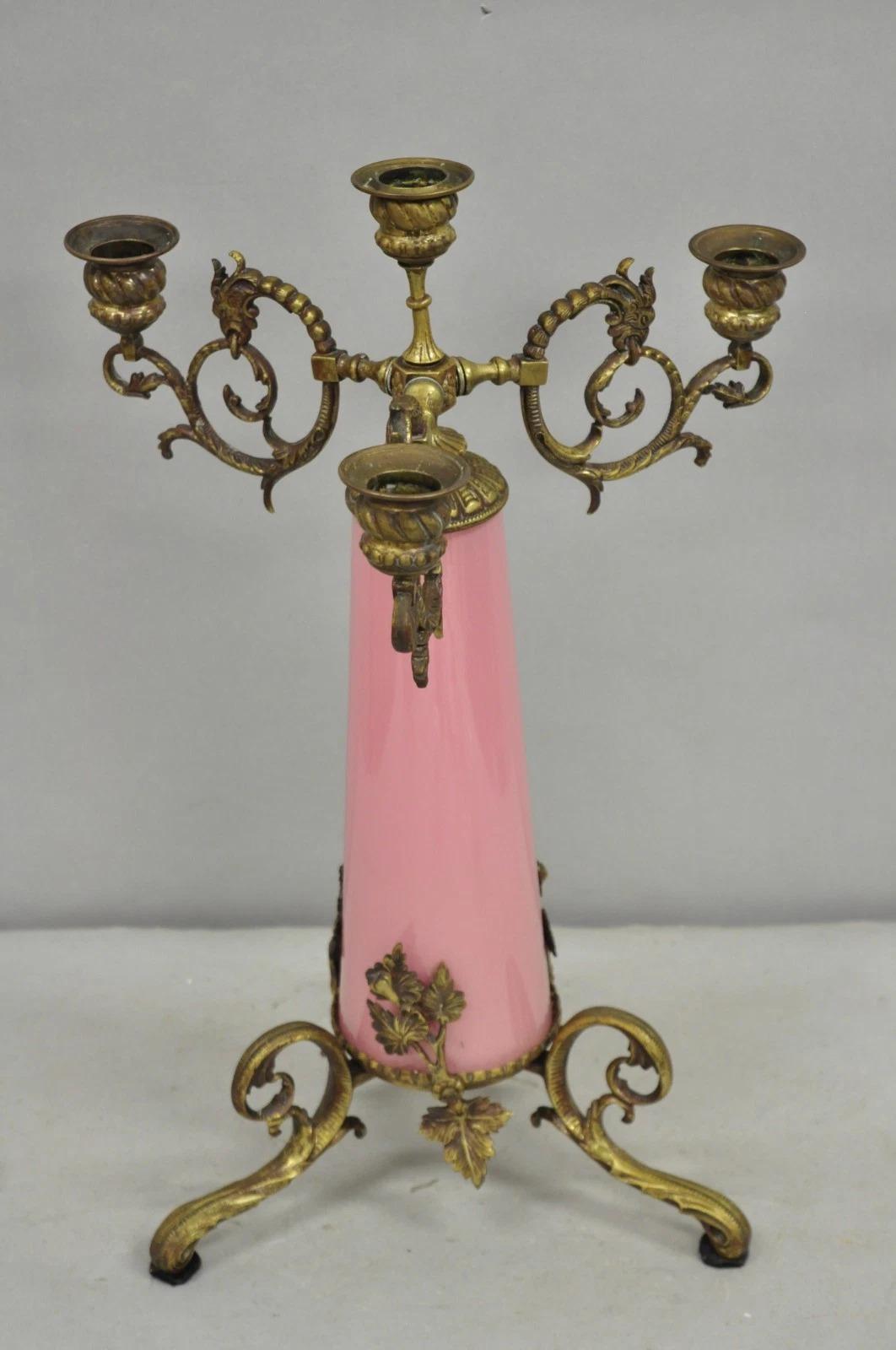 Rinascimento Candelabro francese rinascimentale Art Nouveau in bronzo a 4 candele con colonna di vetro rosa in vendita