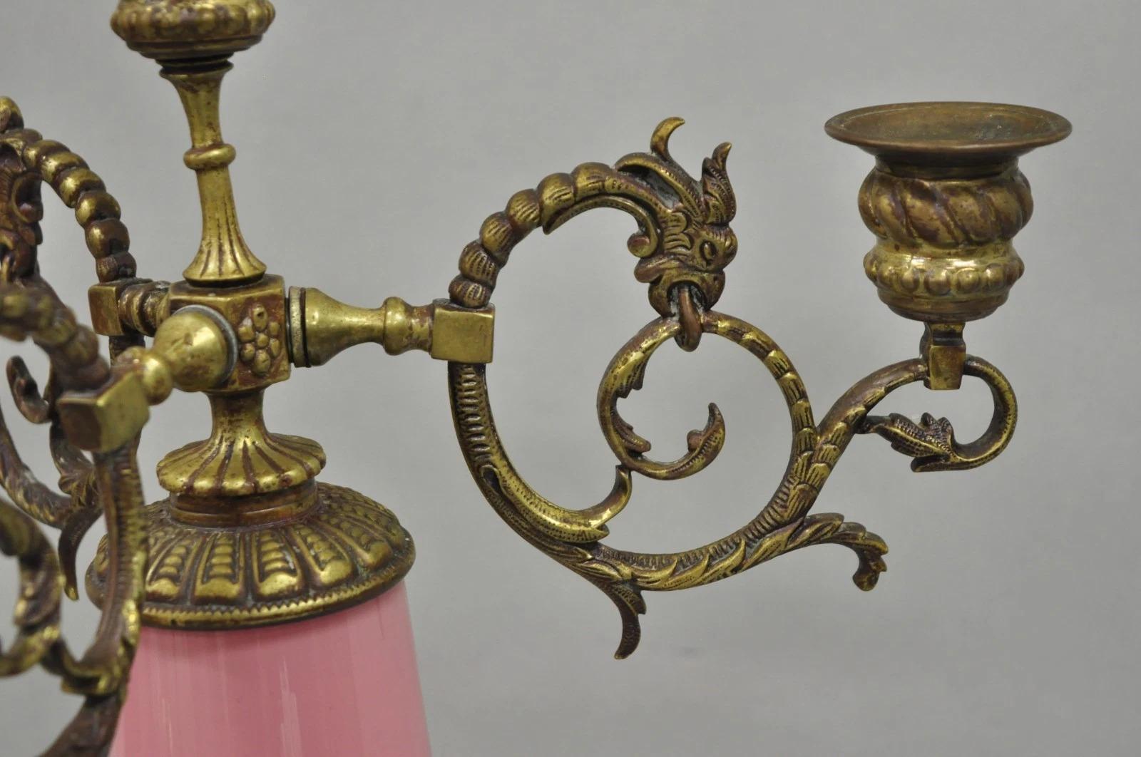 Sconosciuto Candelabro francese rinascimentale Art Nouveau in bronzo a 4 candele con colonna di vetro rosa in vendita