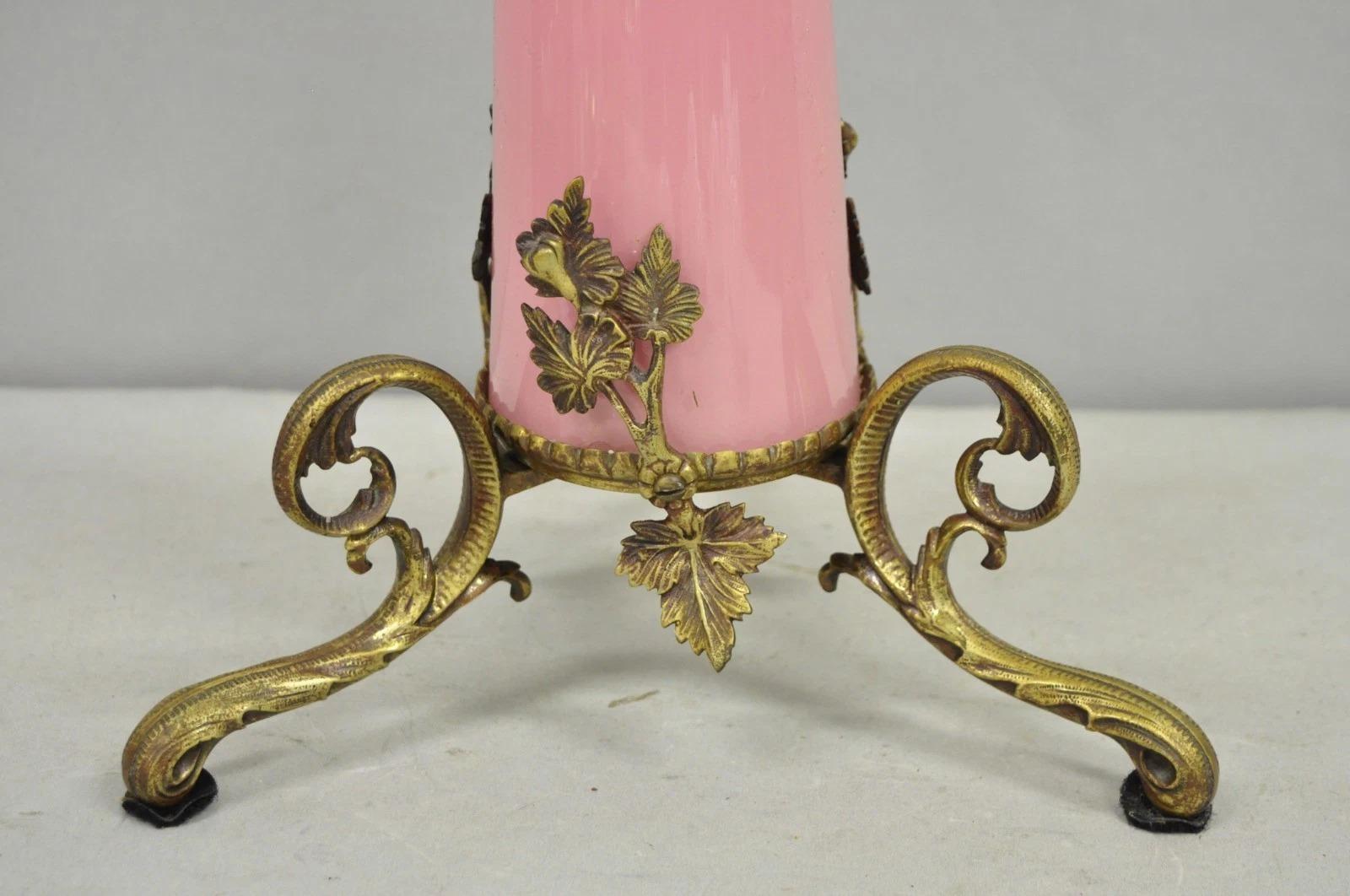 Candelabro francese rinascimentale Art Nouveau in bronzo a 4 candele con colonna di vetro rosa In condizioni buone in vendita a Philadelphia, PA