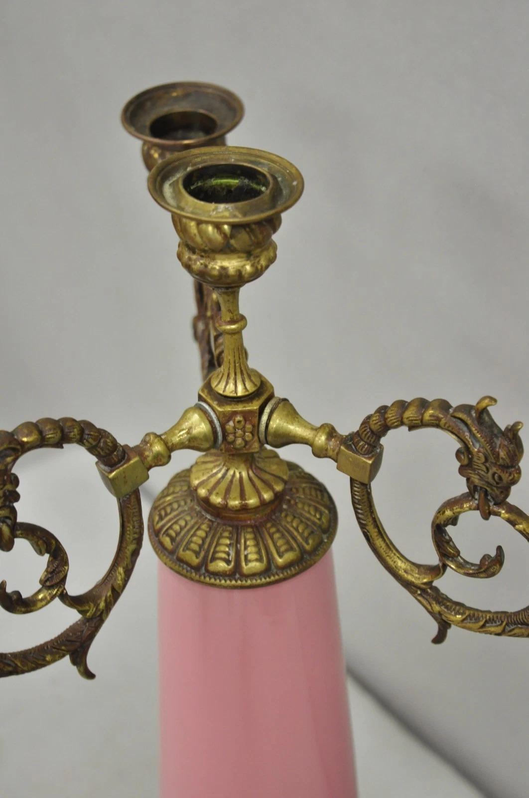 Ottone Candelabro francese rinascimentale Art Nouveau in bronzo a 4 candele con colonna di vetro rosa in vendita