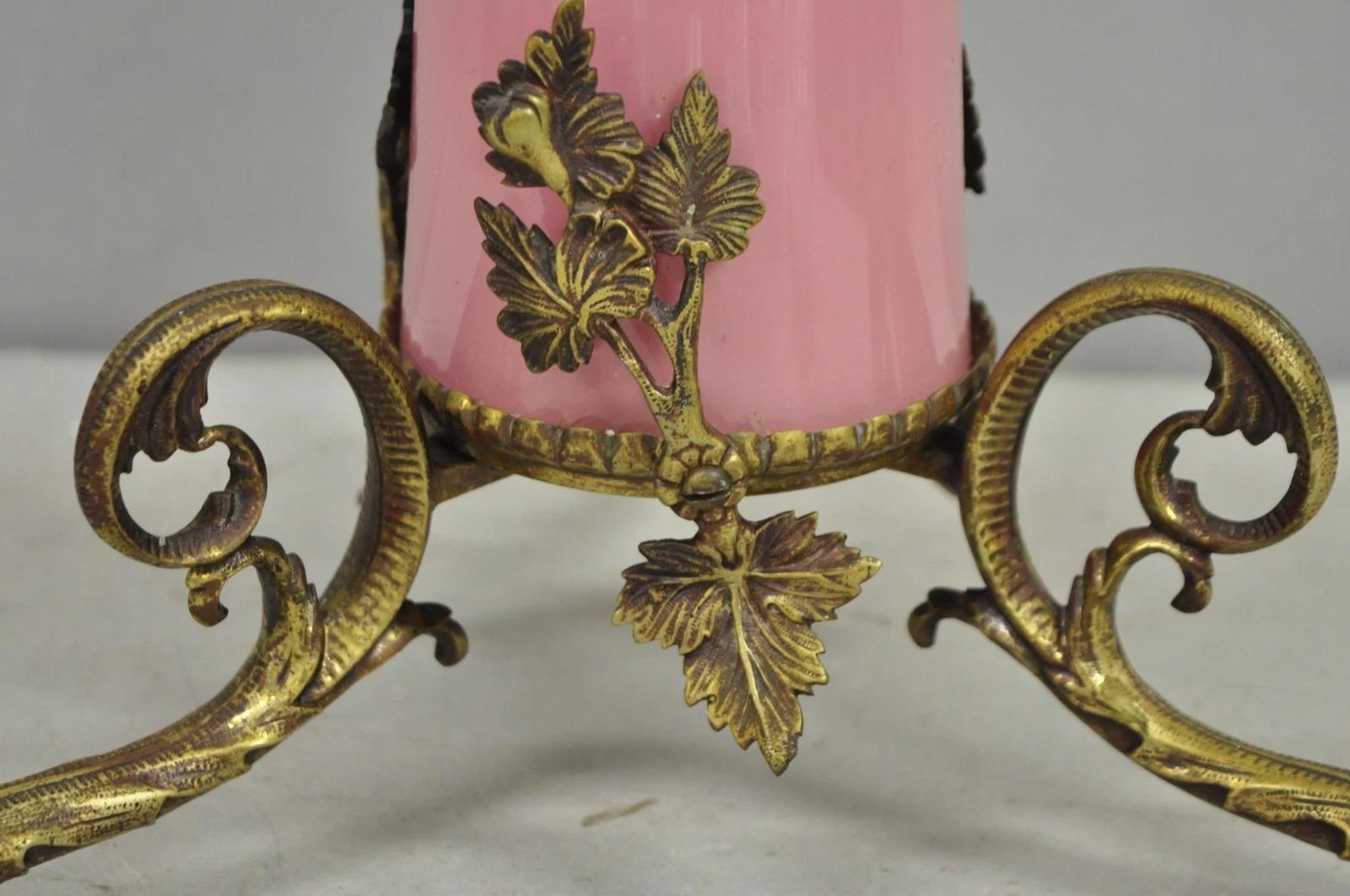 Candelabro francese rinascimentale Art Nouveau in bronzo a 4 candele con colonna di vetro rosa in vendita 1