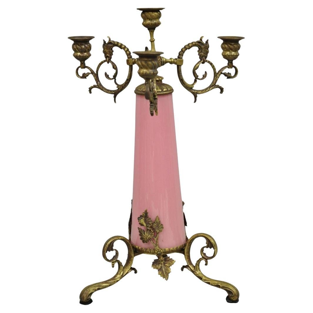 Candelabro francese rinascimentale Art Nouveau in bronzo a 4 candele con colonna di vetro rosa in vendita