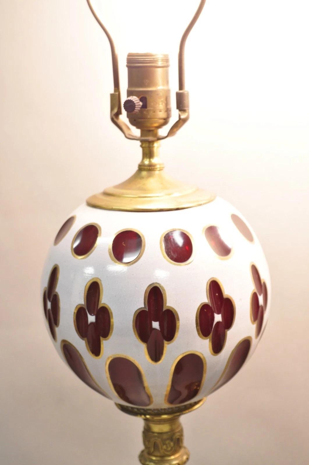 Autre Paire de lampes de table en laiton Figural Maiden Base Red Bohemian Glass de la Renaissance française en vente
