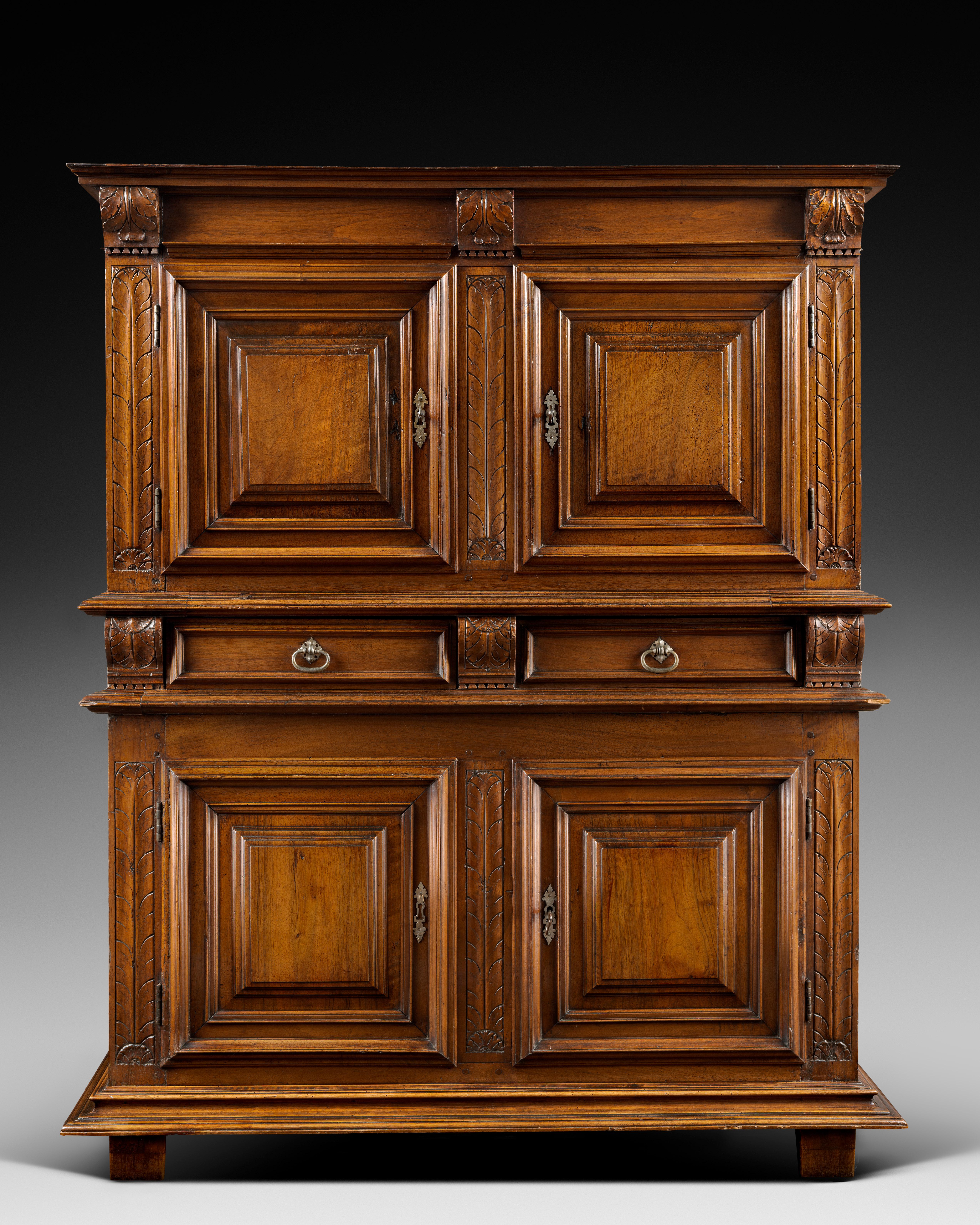Renaissance cabinet with a quill-feather decor.

ORIGIN: FRANCE
PERIOD: 16th CENTURY

Height : 162 cm
Length : 134 cm
Depth : 54.5 cm


Blond walnut


This beautiful Renaissance cabinet consists of two parts, the upper part of which is