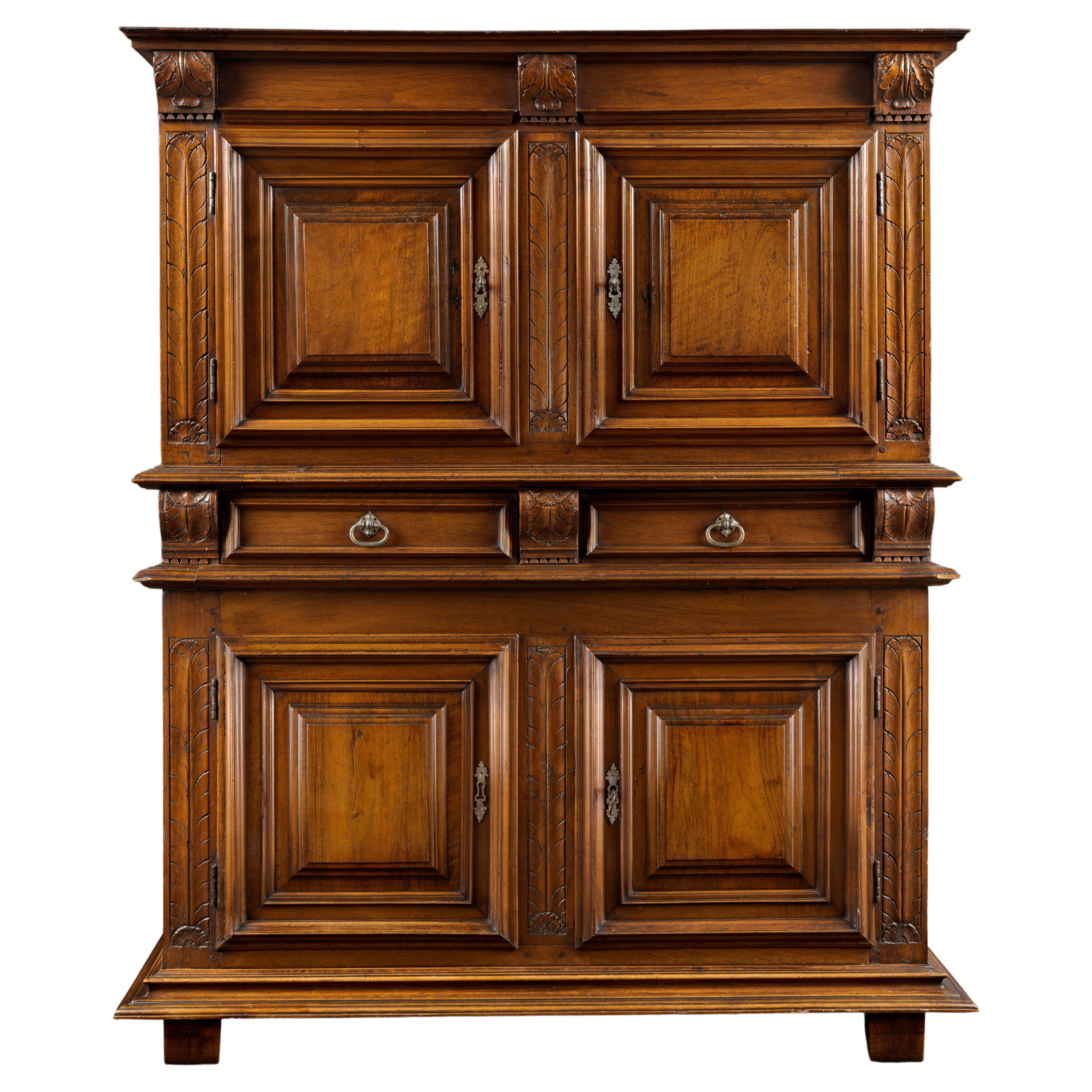 Meuble de rangement de la Renaissance française avec décor de plumes de plumes en vente