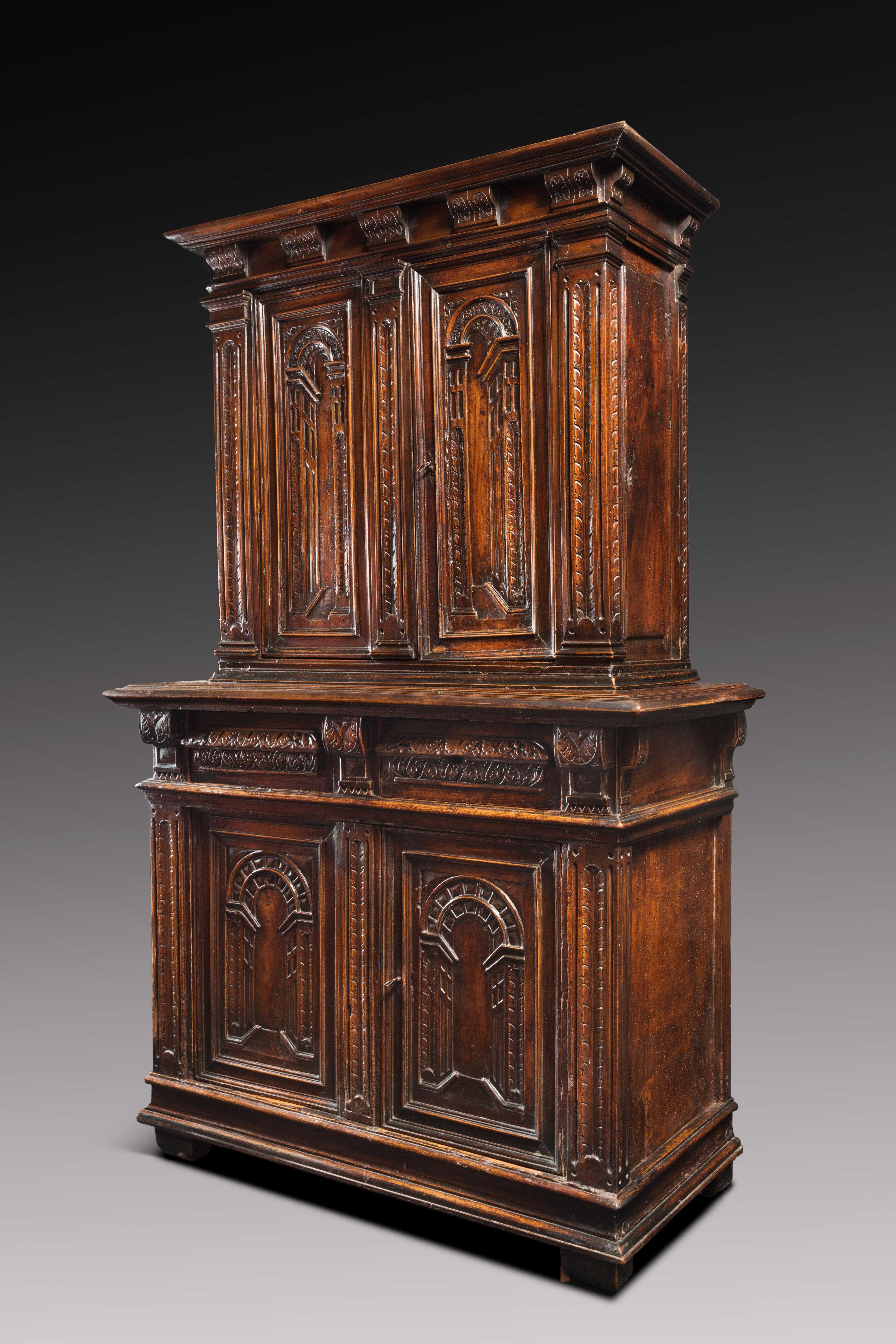 This Renaissance Cabinet reveals the great mastery of the Lyon workshops which are at the origin of its realization. Sculptors and wood-carvers worked here in symbiosis to express and translate ultramontane architectural perspectives.

Thanks to