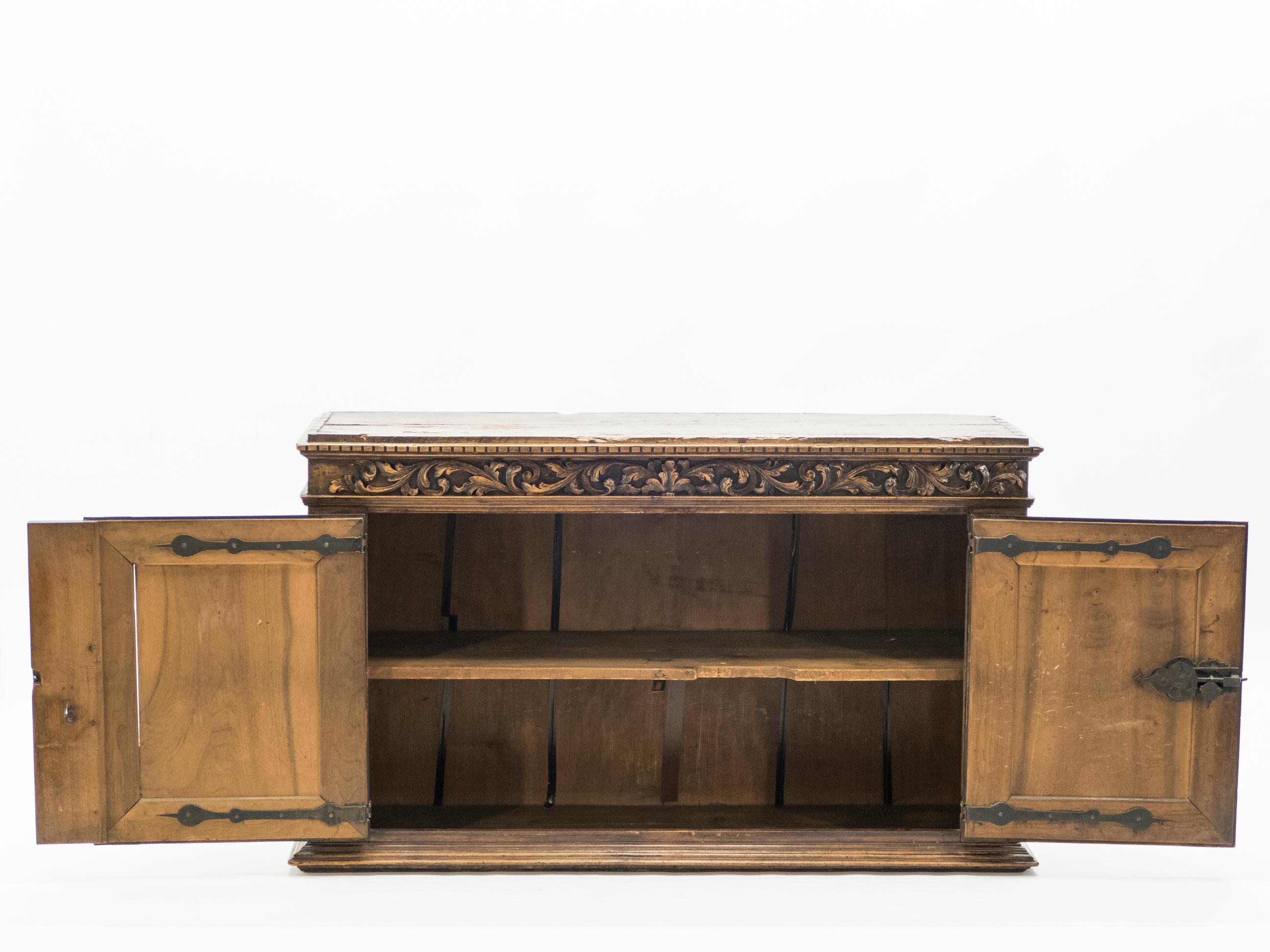 French Renaissance Carved Oak Sideboard, 18th Century In Good Condition For Sale In Paris, IDF