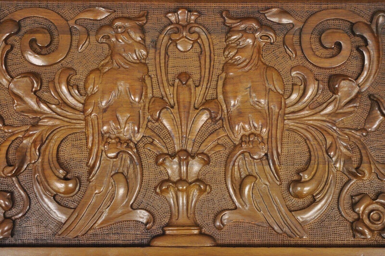 French Renaissance Table Basse Figurale en Noyer Sculpté Oiseau Perroquet & Visages Bon état - En vente à Philadelphia, PA