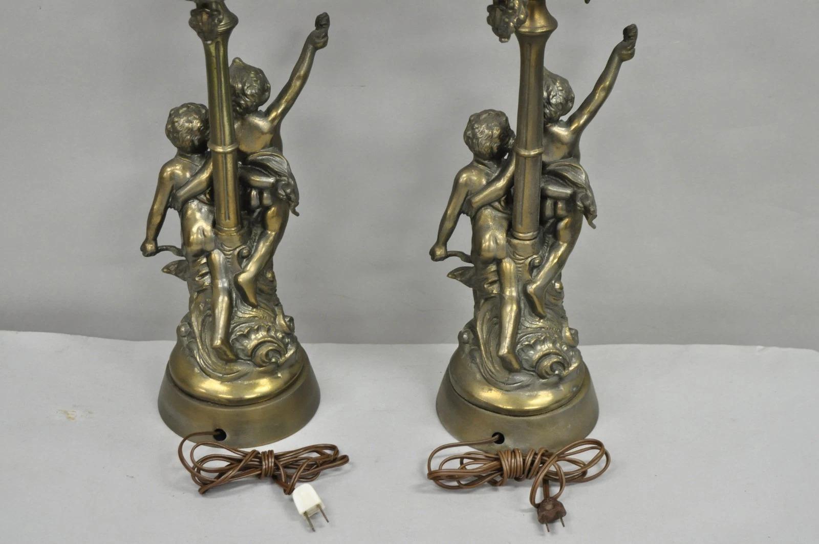 Paire de chandeliers de table de la Renaissance française en métal peint à l'éponge - un chérubin en vente 4
