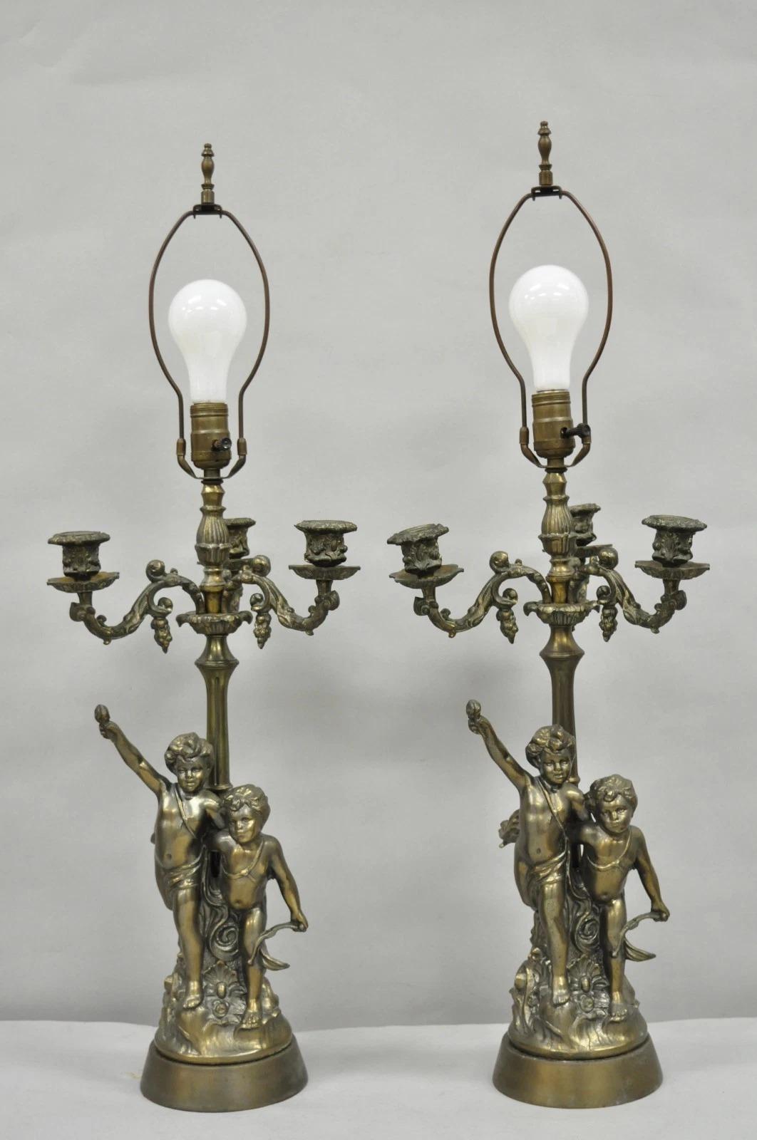 Paire de chandeliers de table de la Renaissance française en métal peint à l'éponge - un chérubin en vente 6