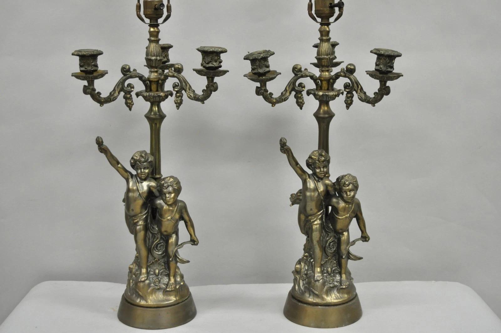 Inconnu Paire de chandeliers de table de la Renaissance française en métal peint à l'éponge - un chérubin en vente