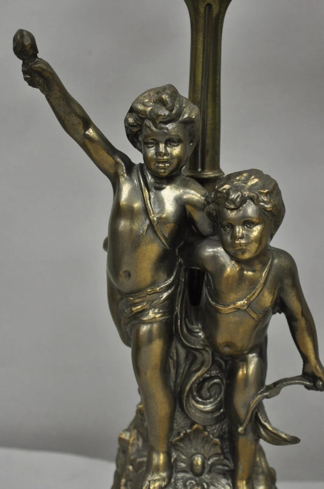 20ième siècle Paire de chandeliers de table de la Renaissance française en métal peint à l'éponge - un chérubin en vente